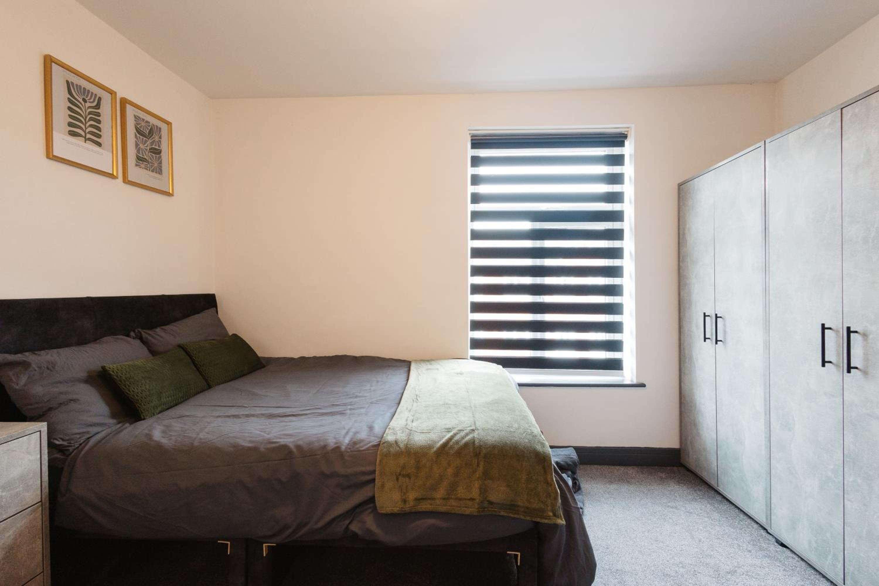 2 Bed 2 Bath Home, Garden, Parking, Sleeps 6, Fast Wifi, Smart TV