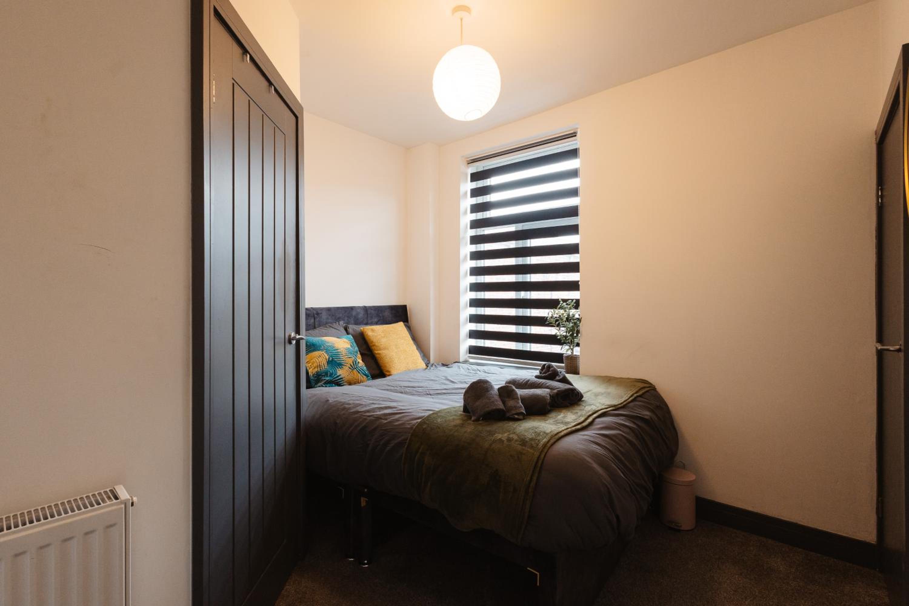 2 Bed 2 Bath Home, Garden, Parking, Sleeps 6, Fast Wifi, Smart TV