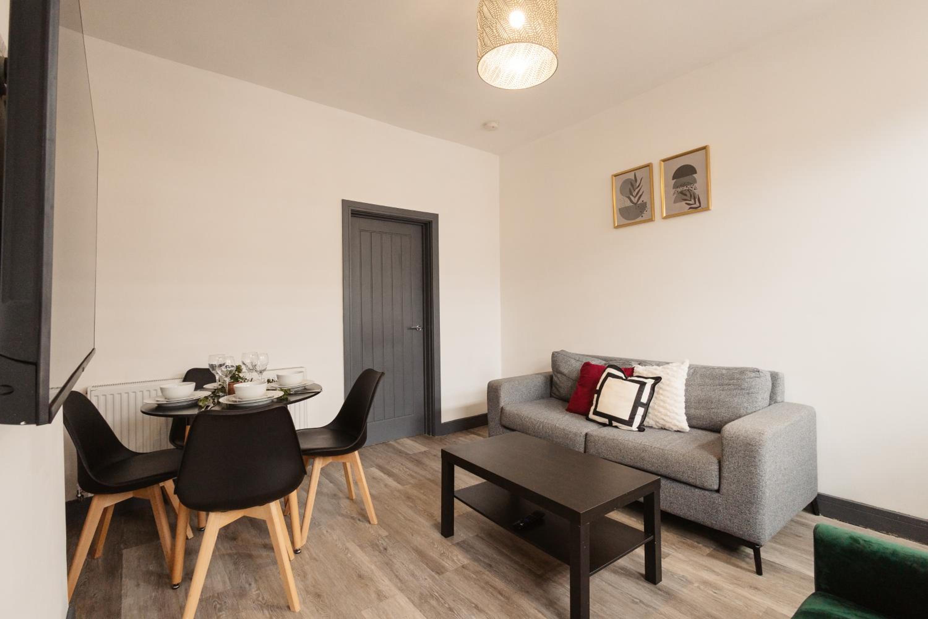 2 Bed 2 Bath Home, Garden, Parking, Sleeps 6, Fast Wifi, Smart TV