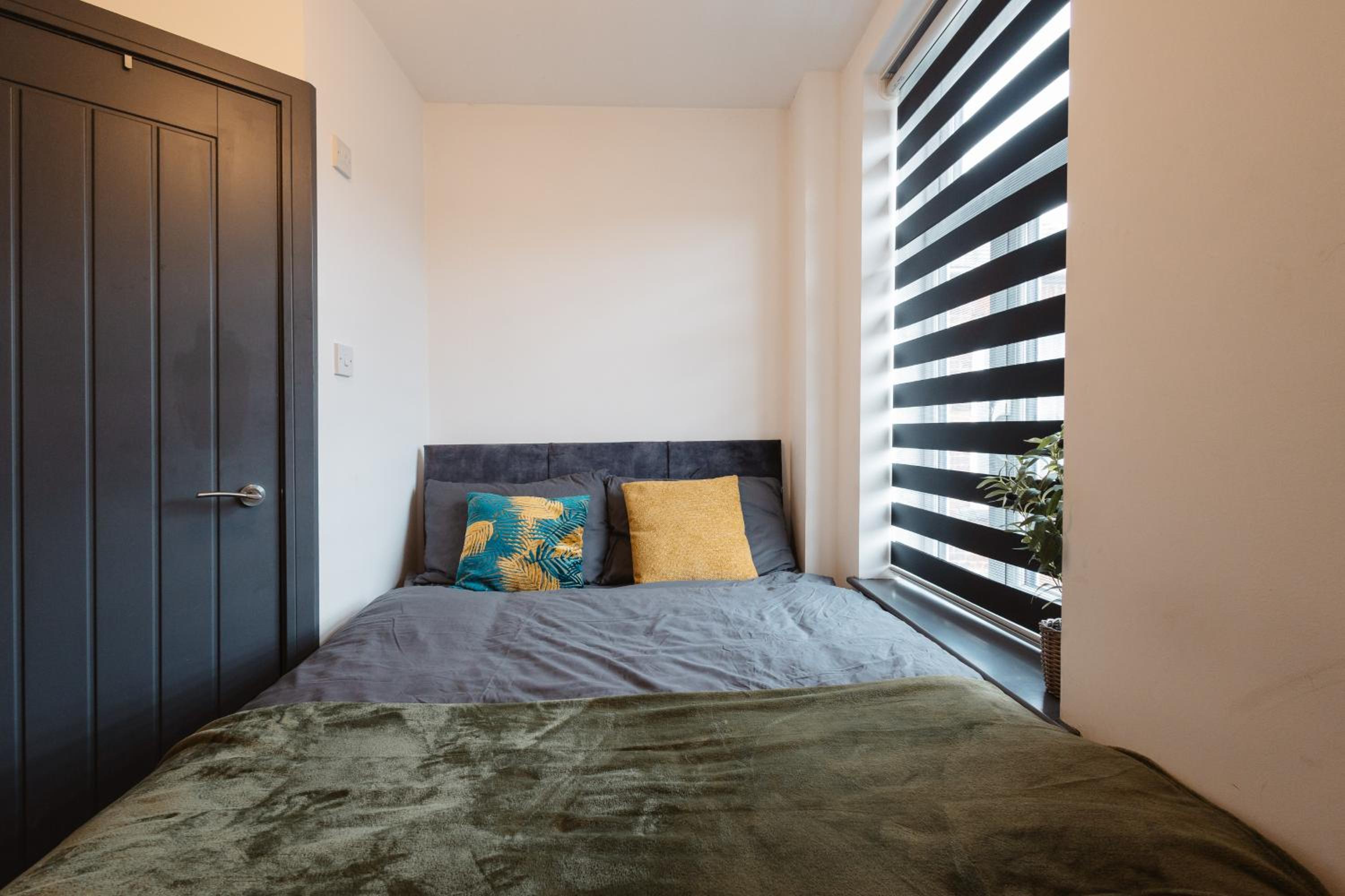 2 Bed 2 Bath Home, Garden, Parking, Sleeps 6, Fast Wifi, Smart TV
