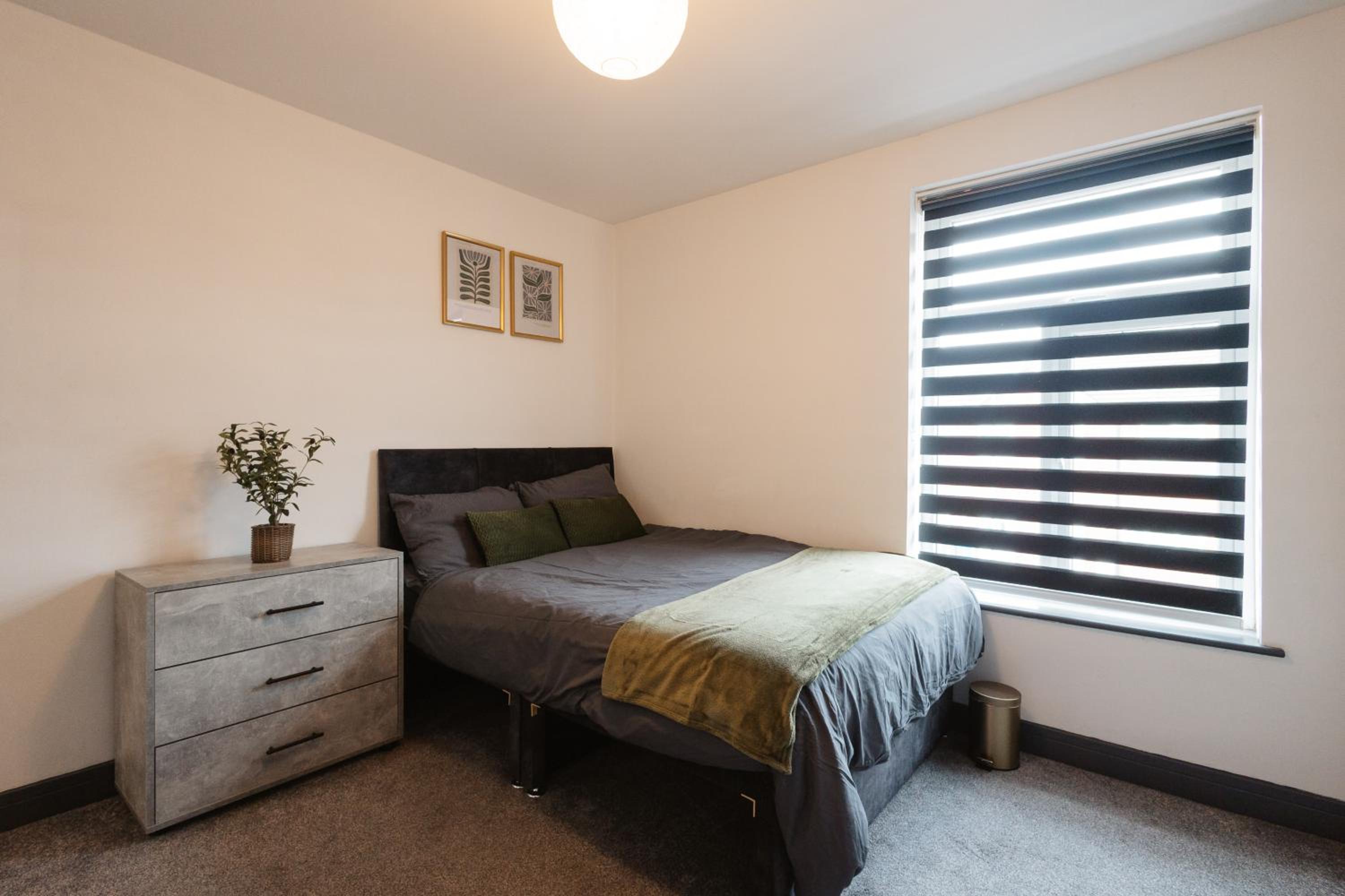 2 Bed 2 Bath Home, Garden, Parking, Sleeps 6, Fast Wifi, Smart TV