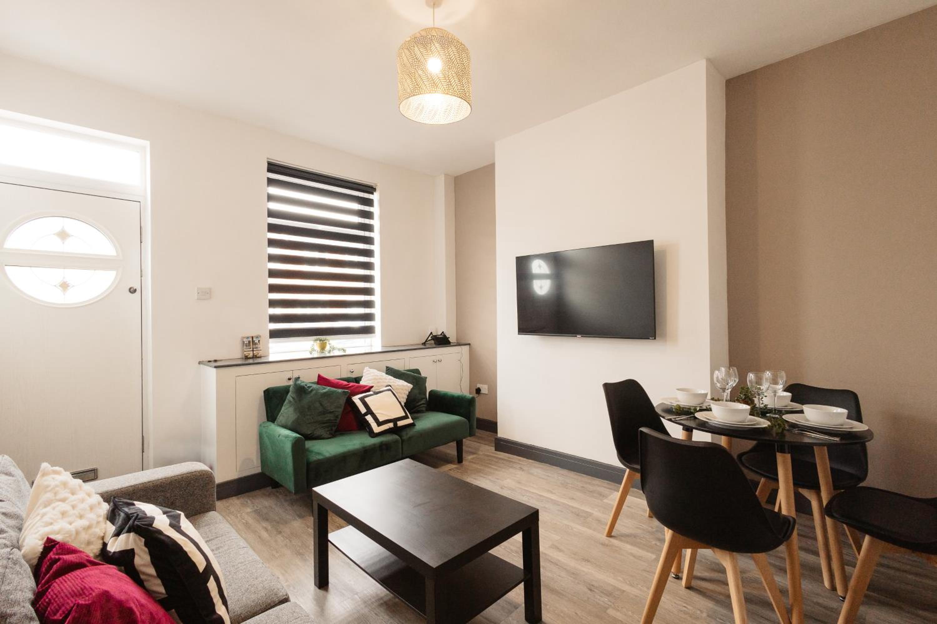 2 Bed 2 Bath Home, Garden, Parking, Sleeps 6, Fast Wifi, Smart TV