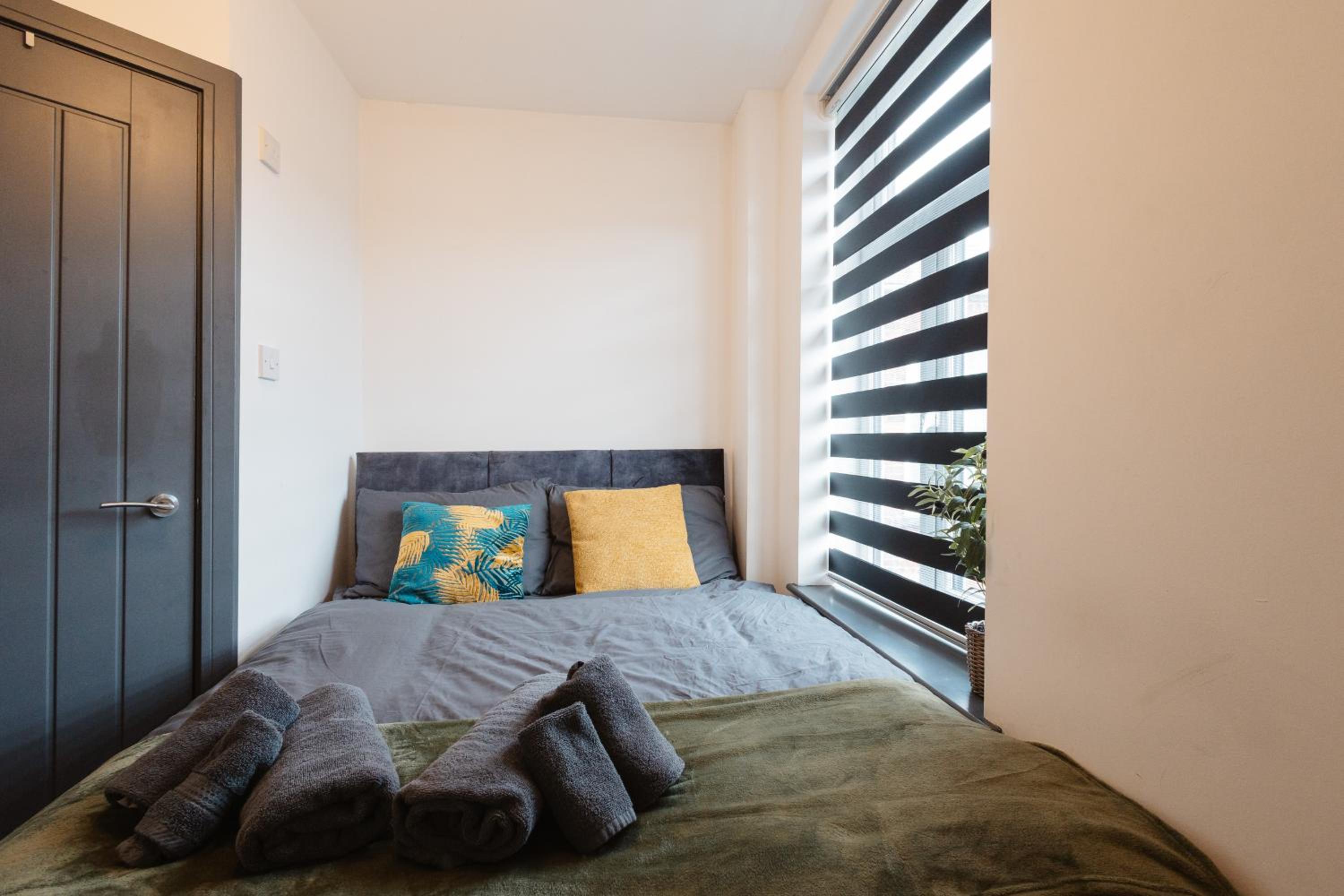 2 Bed 2 Bath Home, Garden, Parking, Sleeps 6, Fast Wifi, Smart TV