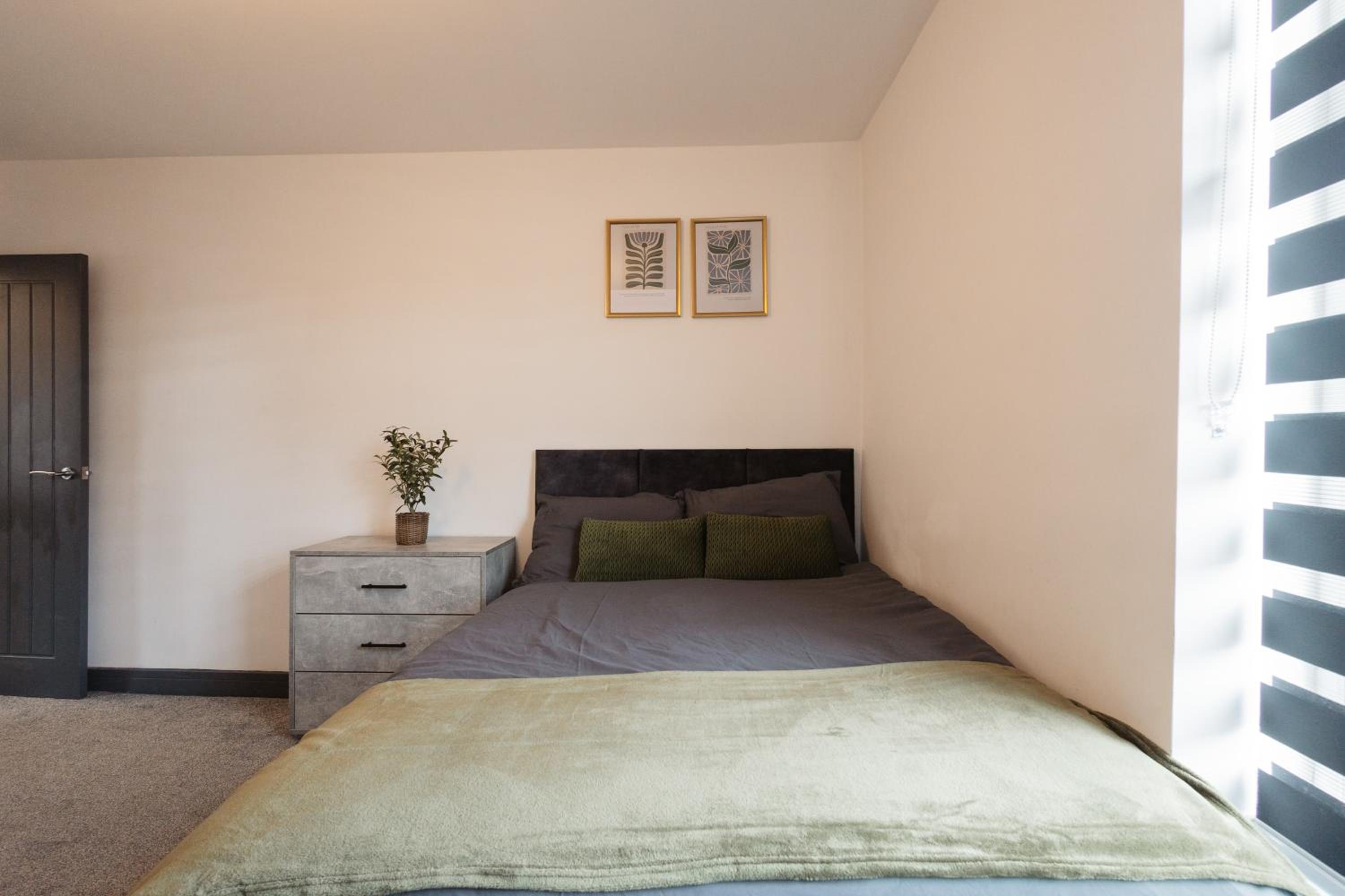 2 Bed 2 Bath Home, Garden, Parking, Sleeps 6, Fast Wifi, Smart TV