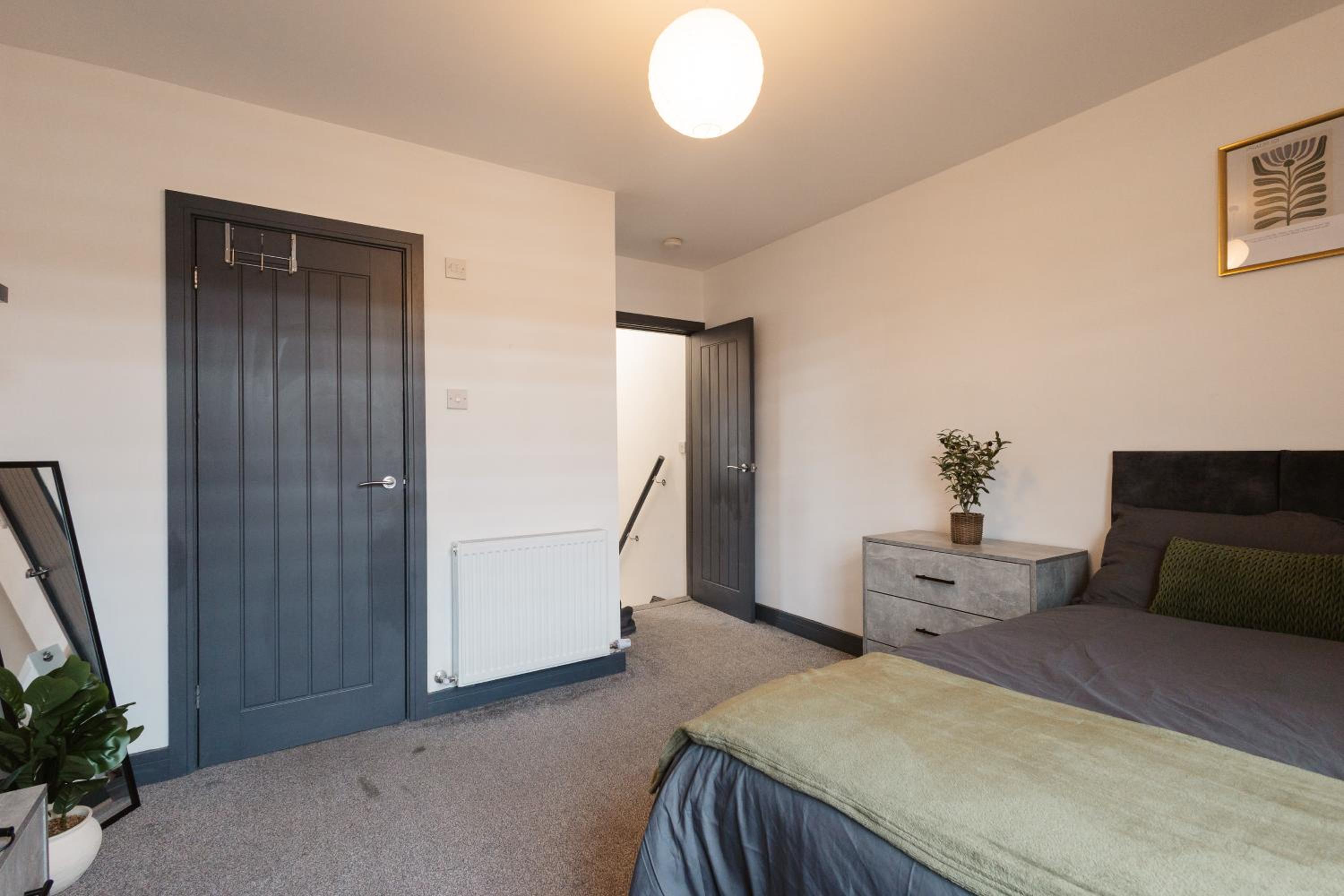 2 Bed 2 Bath Home, Garden, Parking, Sleeps 6, Fast Wifi, Smart TV