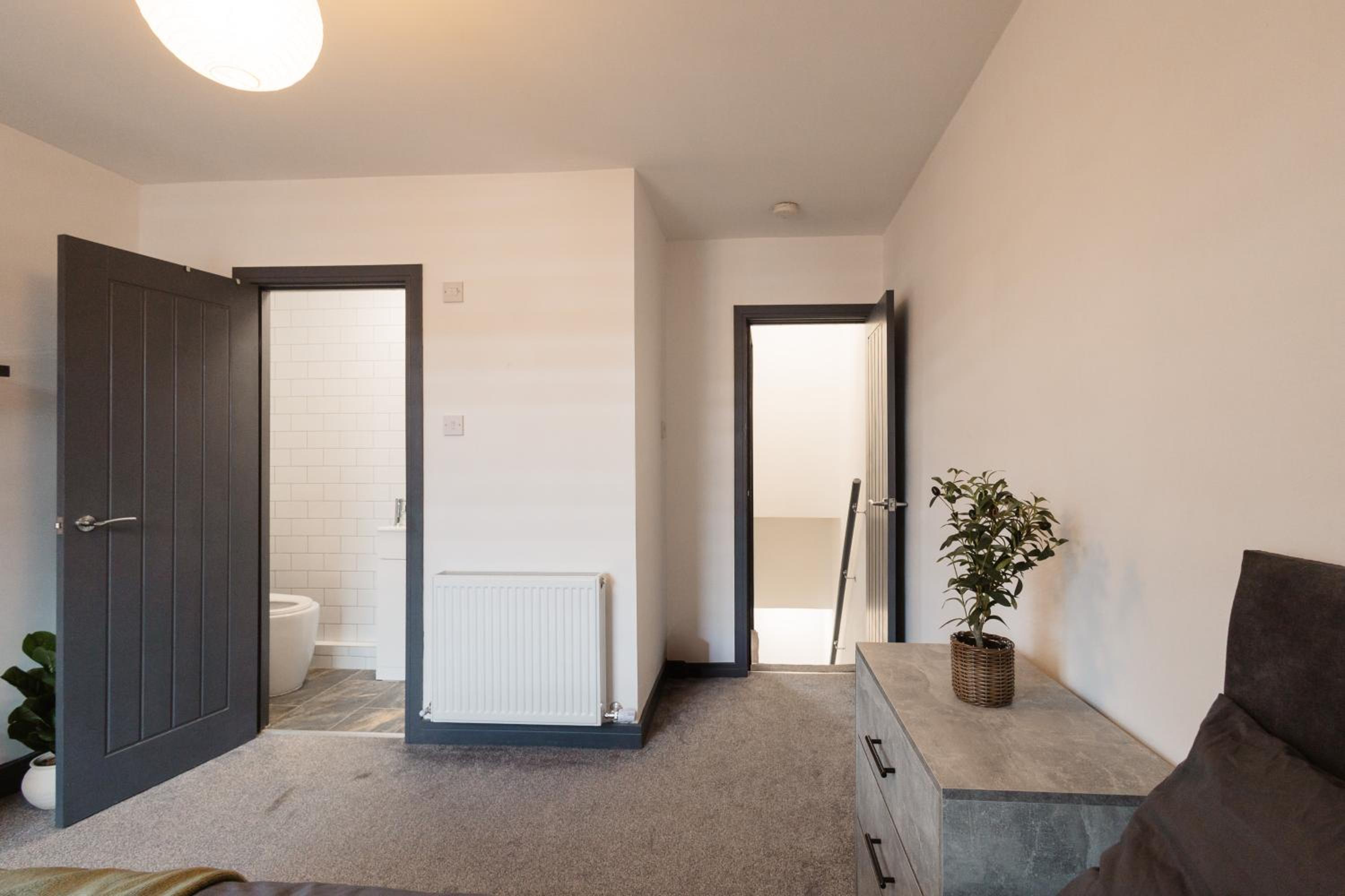 2 Bed 2 Bath Home, Garden, Parking, Sleeps 6, Fast Wifi, Smart TV