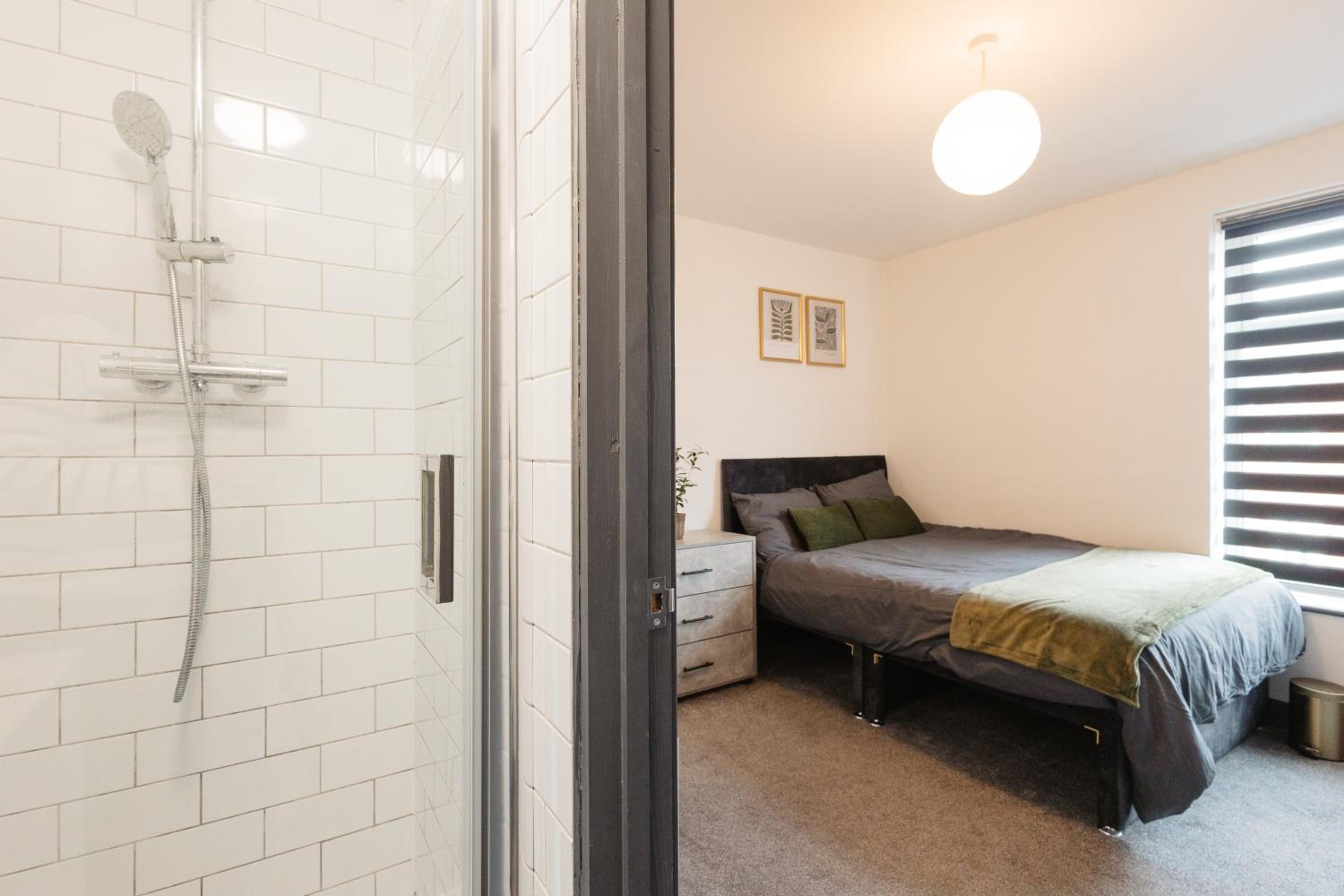 2 Bed 2 Bath Home, Garden, Parking, Sleeps 6, Fast Wifi, Smart TV