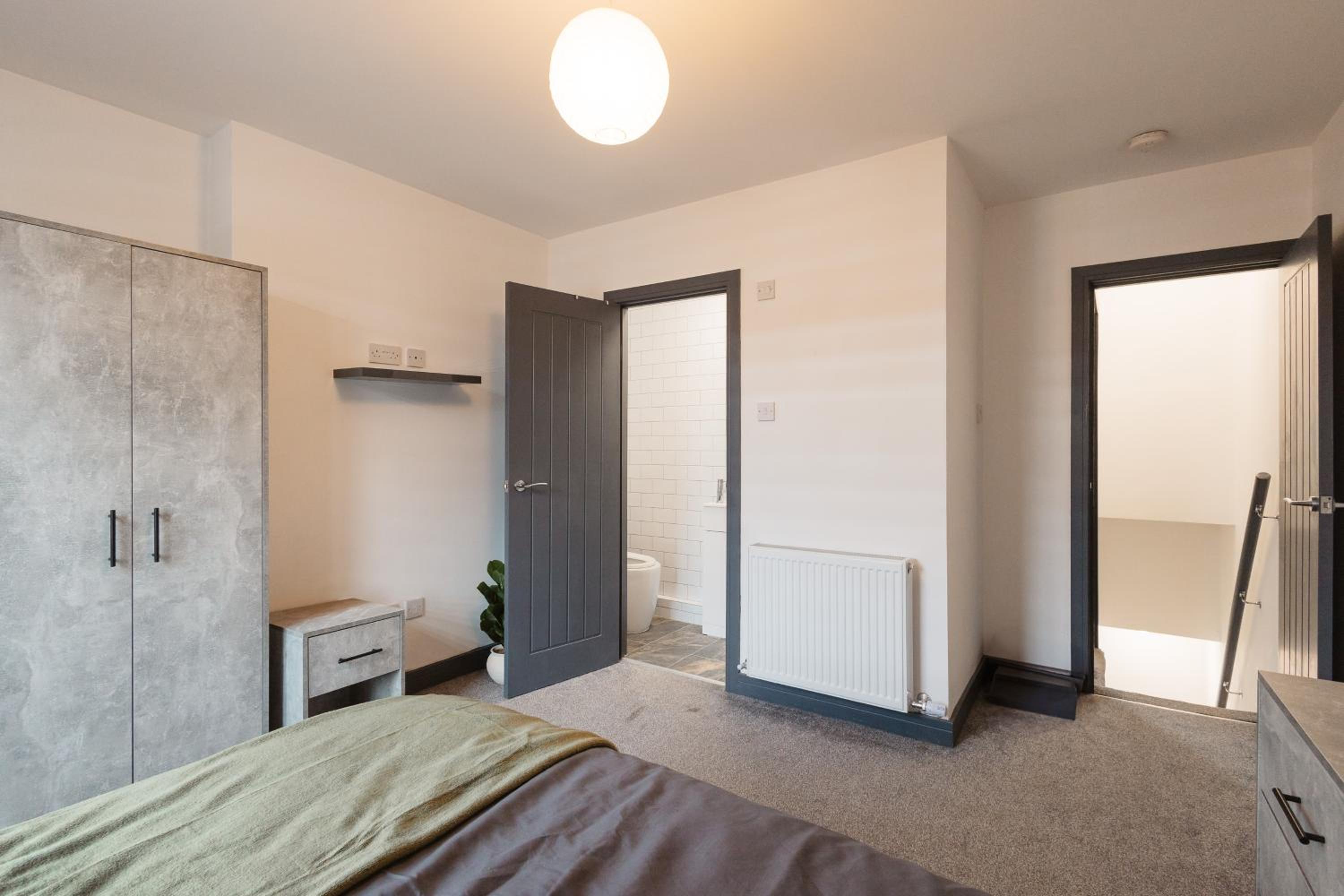 2 Bed 2 Bath Home, Garden, Parking, Sleeps 6, Fast Wifi, Smart TV