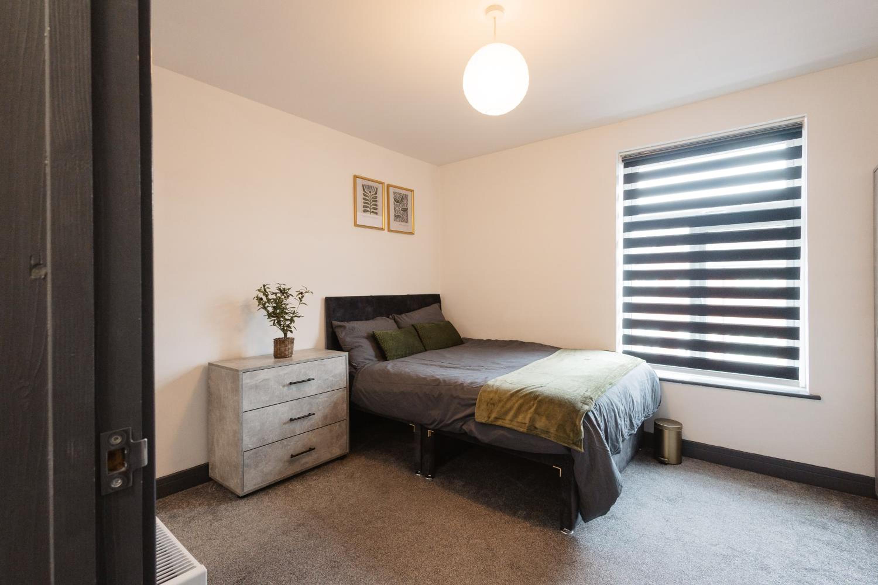 2 Bed 2 Bath Home, Garden, Parking, Sleeps 6, Fast Wifi, Smart TV