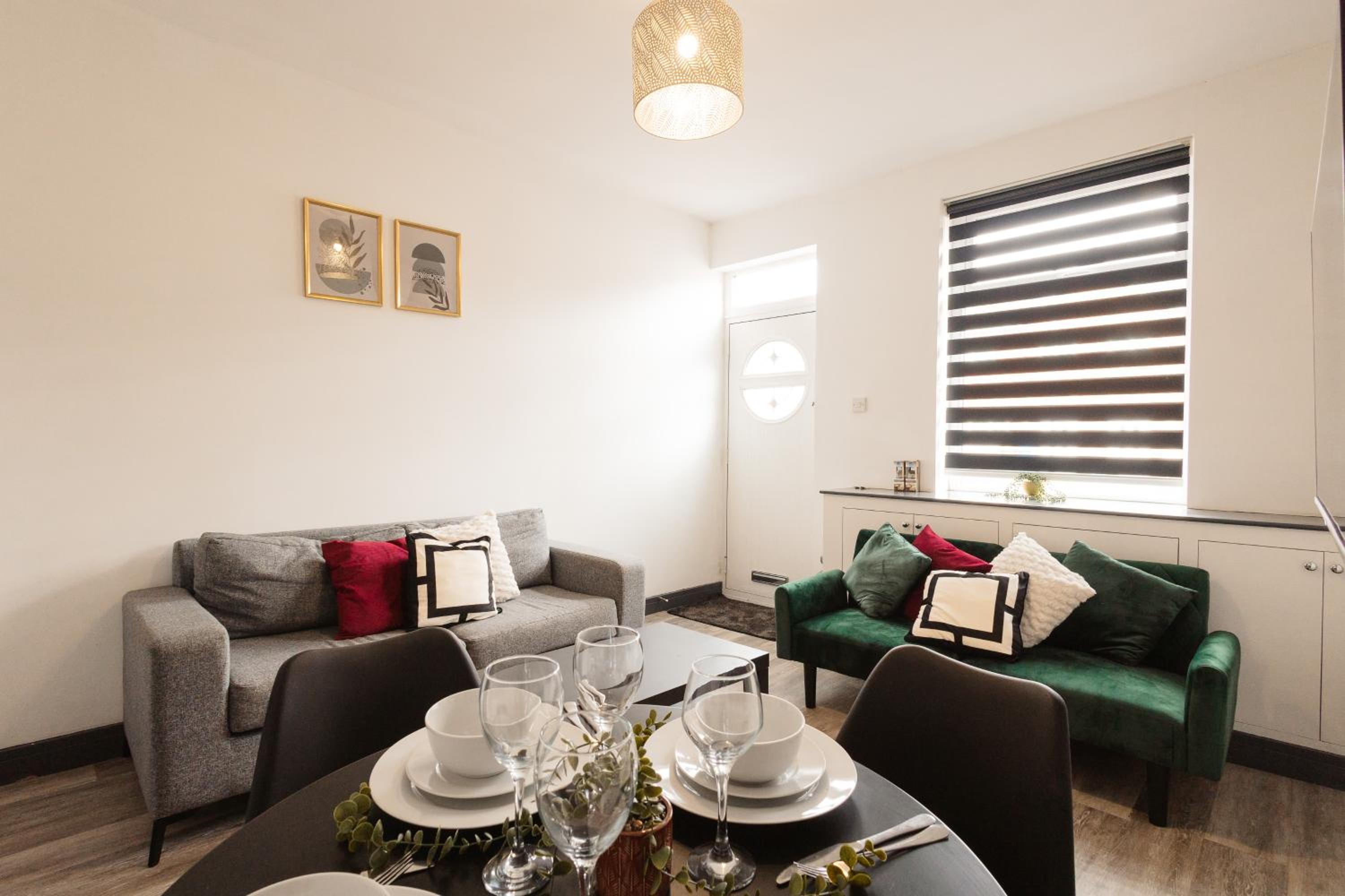 2 Bed 2 Bath Home, Garden, Parking, Sleeps 6, Fast Wifi, Smart TV