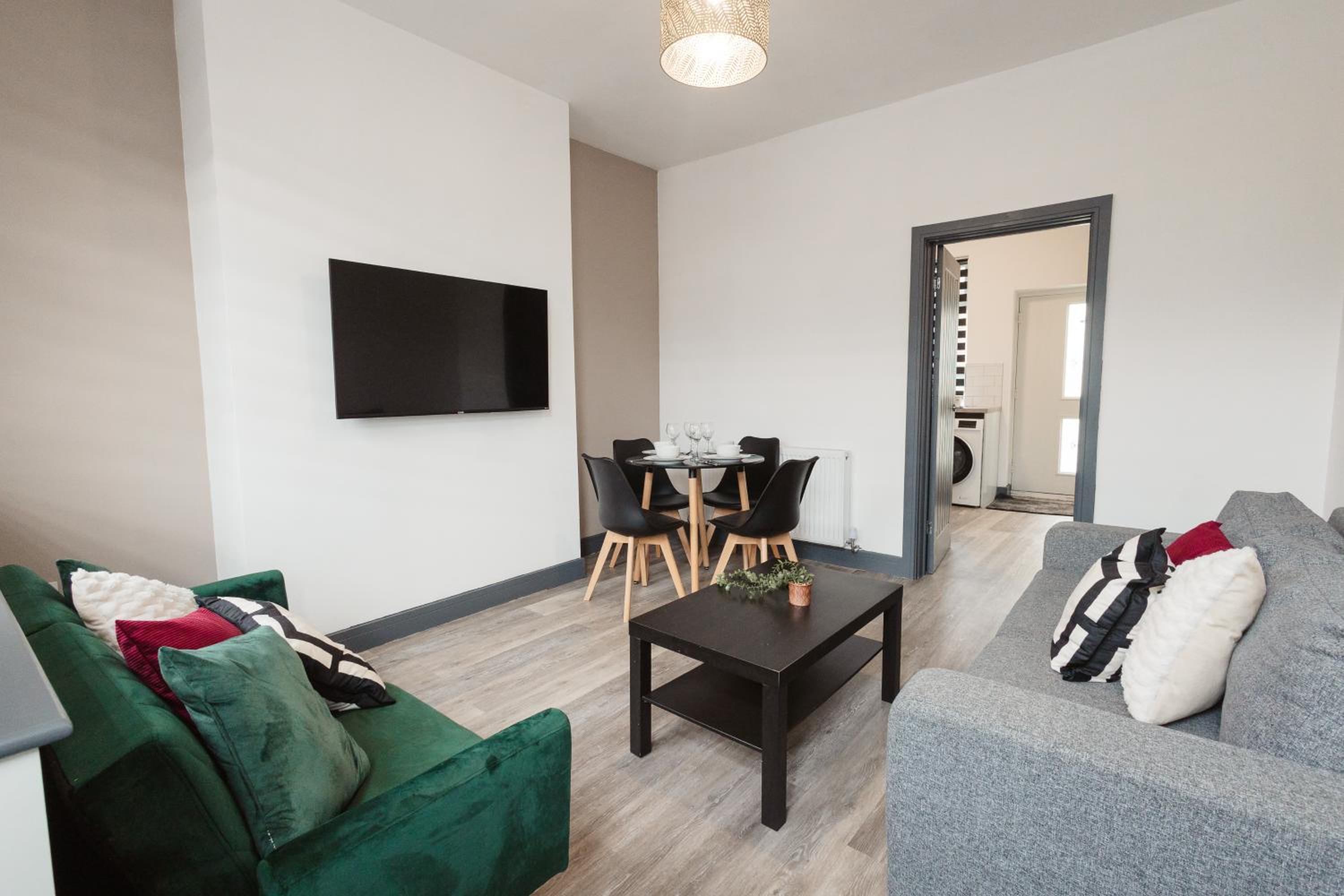 2 Bed 2 Bath Home, Garden, Parking, Sleeps 6, Fast Wifi, Smart TV