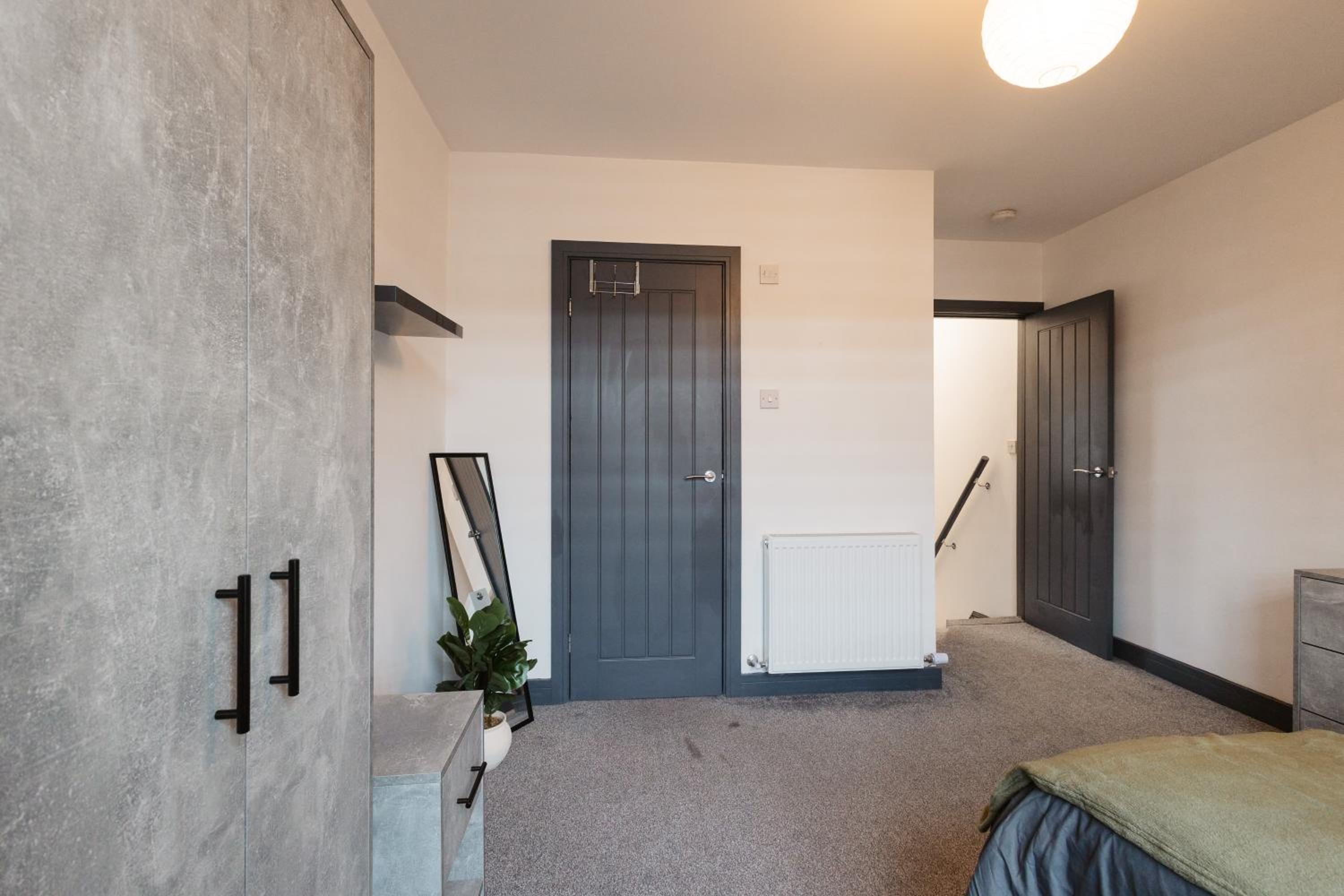 2 Bed 2 Bath Home, Garden, Parking, Sleeps 6, Fast Wifi, Smart TV