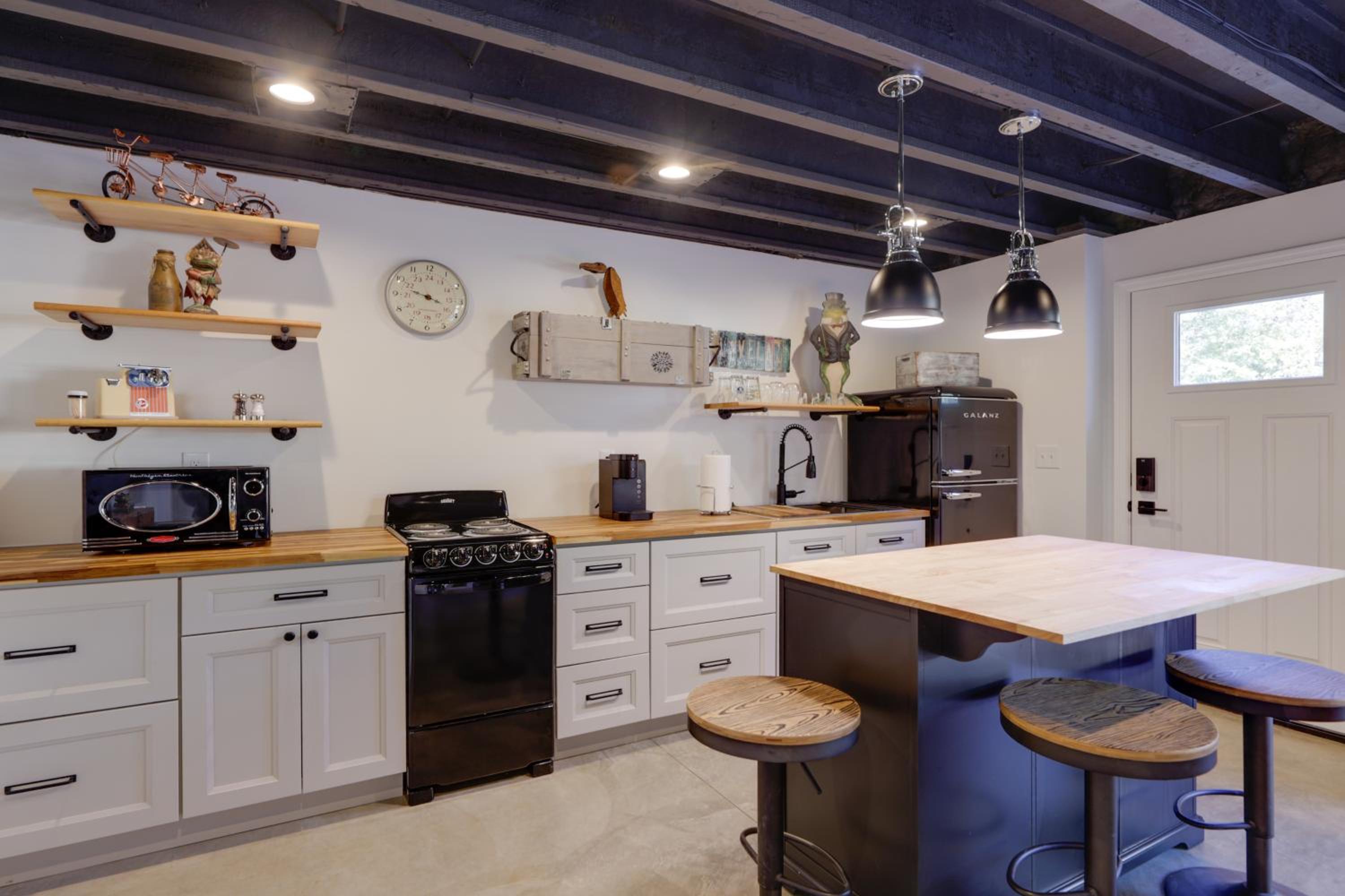 Unique Studio on Obanyon Creek in Dtwn Loveland!