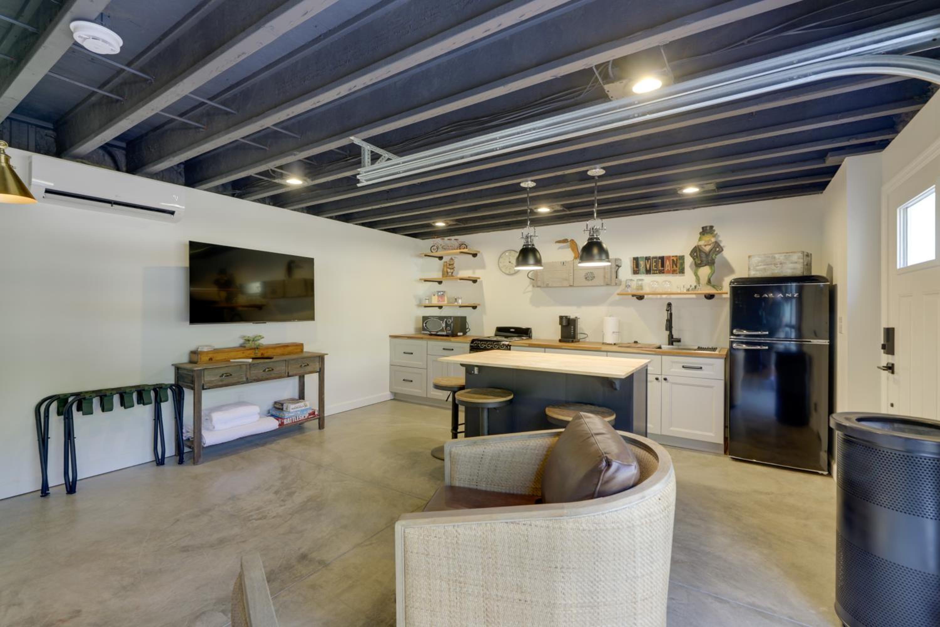 Unique Studio on Obanyon Creek in Dtwn Loveland!