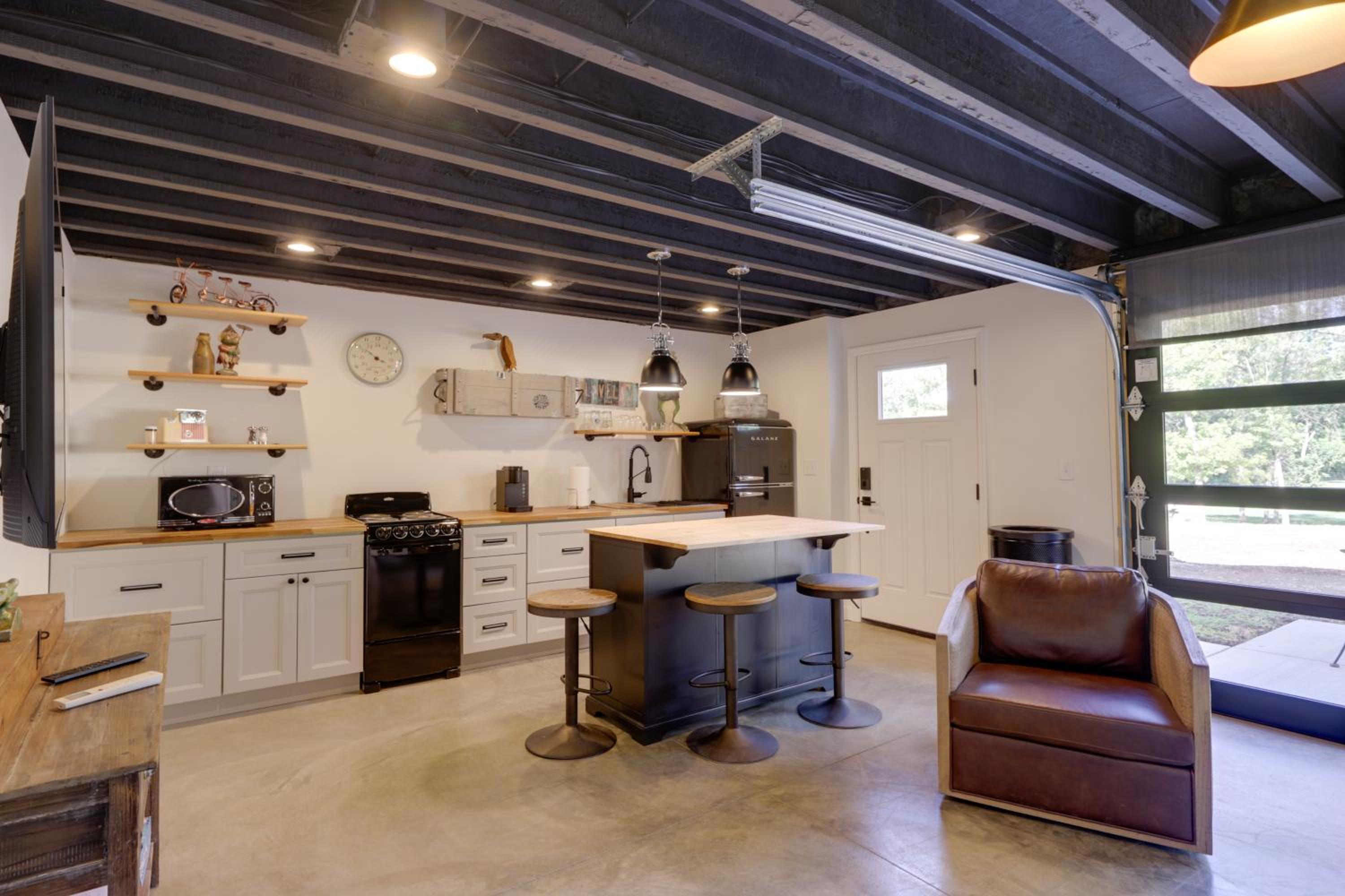 Unique Studio on Obanyon Creek in Dtwn Loveland!