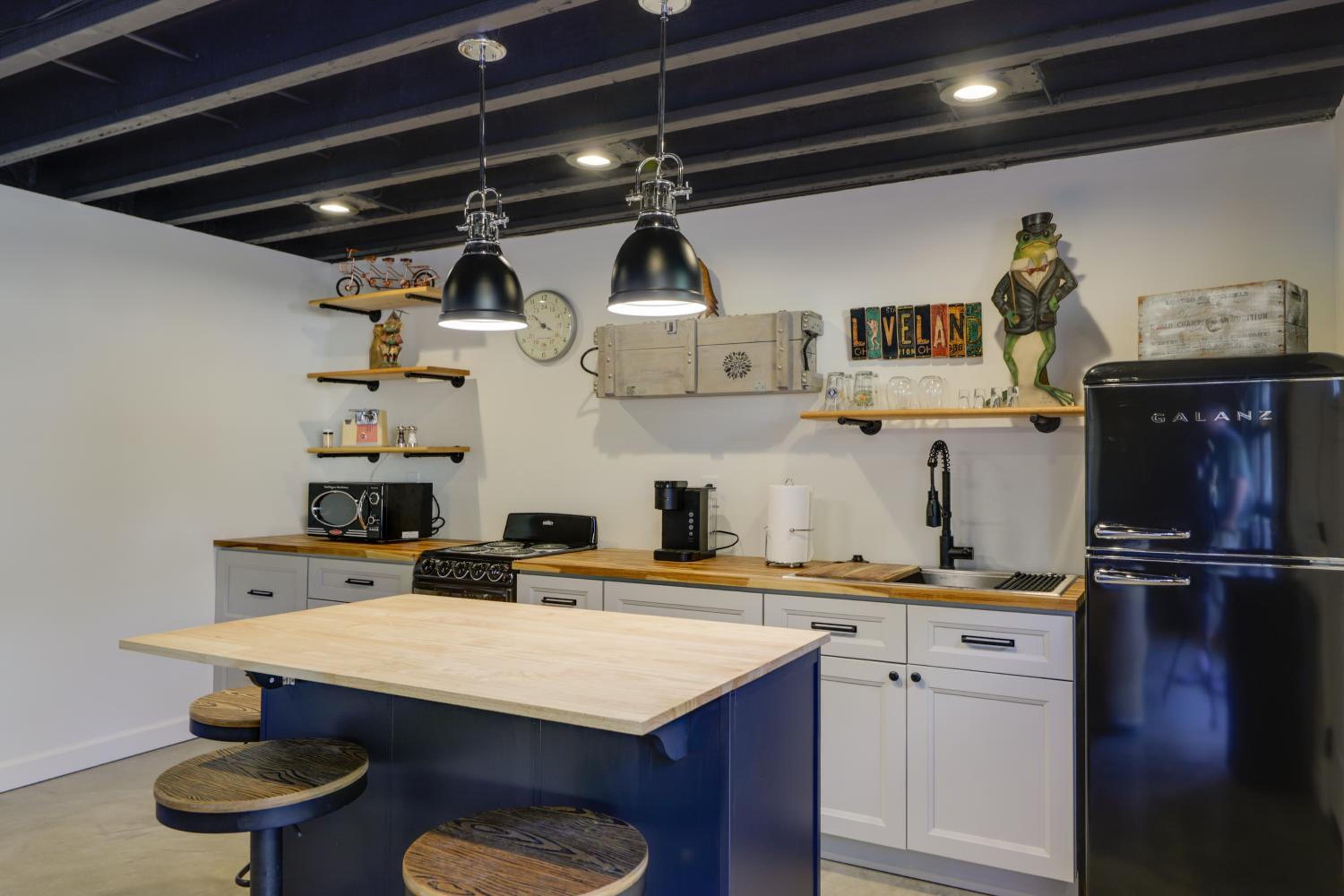 Unique Studio on Obanyon Creek in Dtwn Loveland!