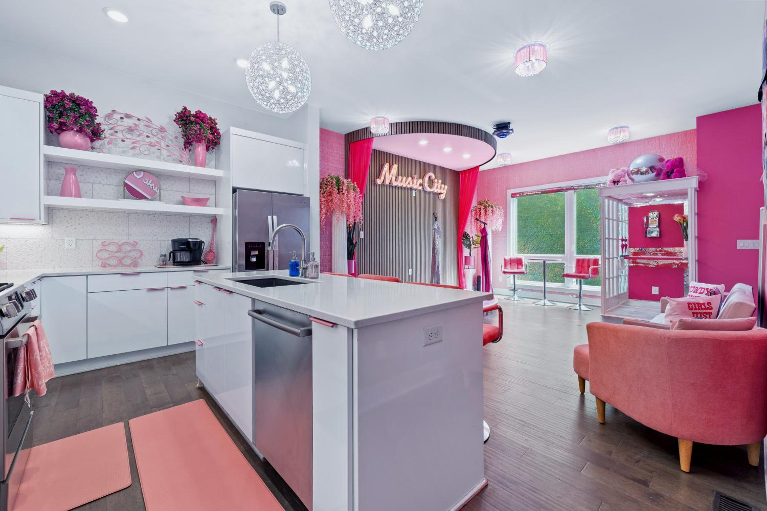 Bachelorette Paradise Pink House Near Broadway