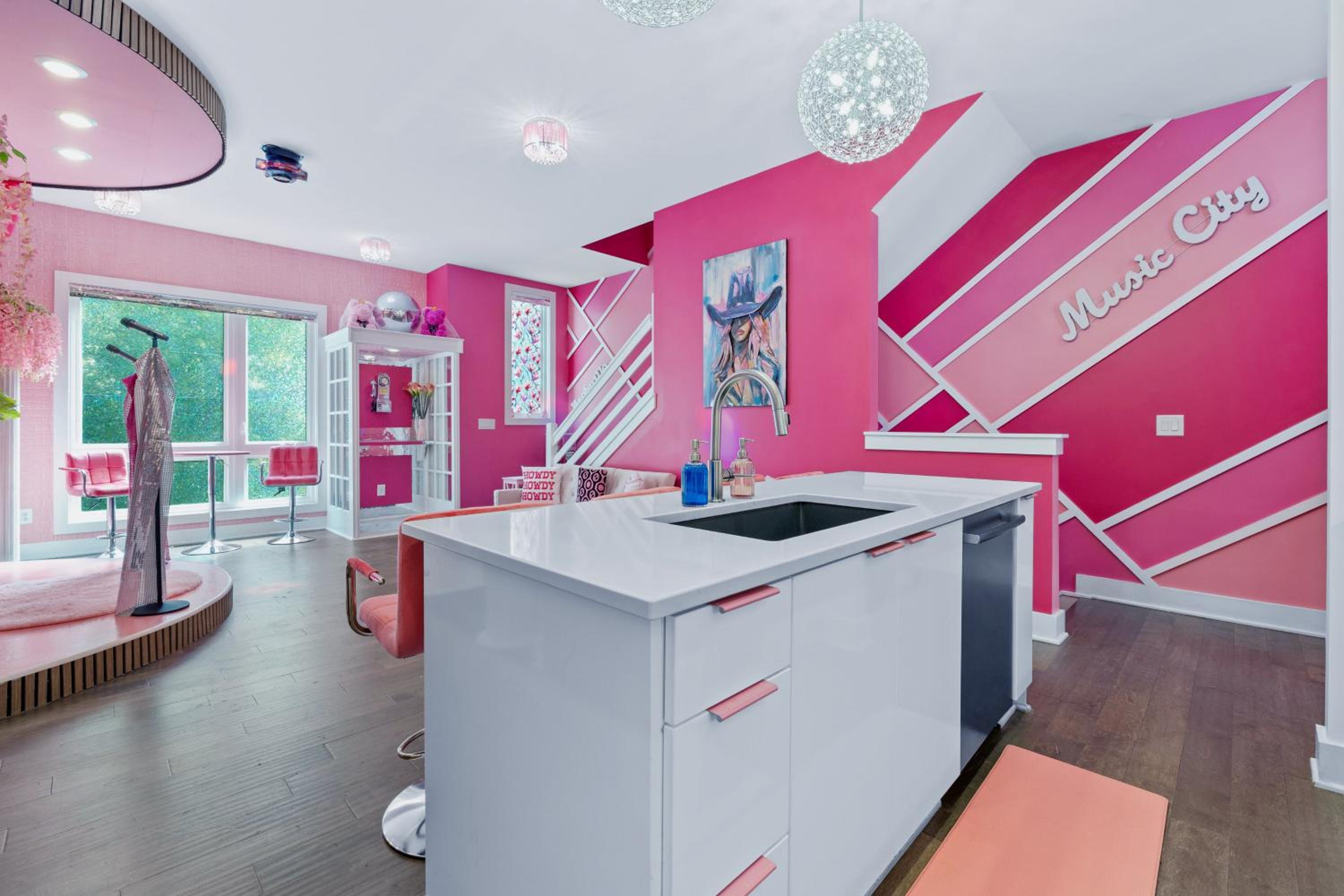 Bachelorette Paradise Pink House Near Broadway