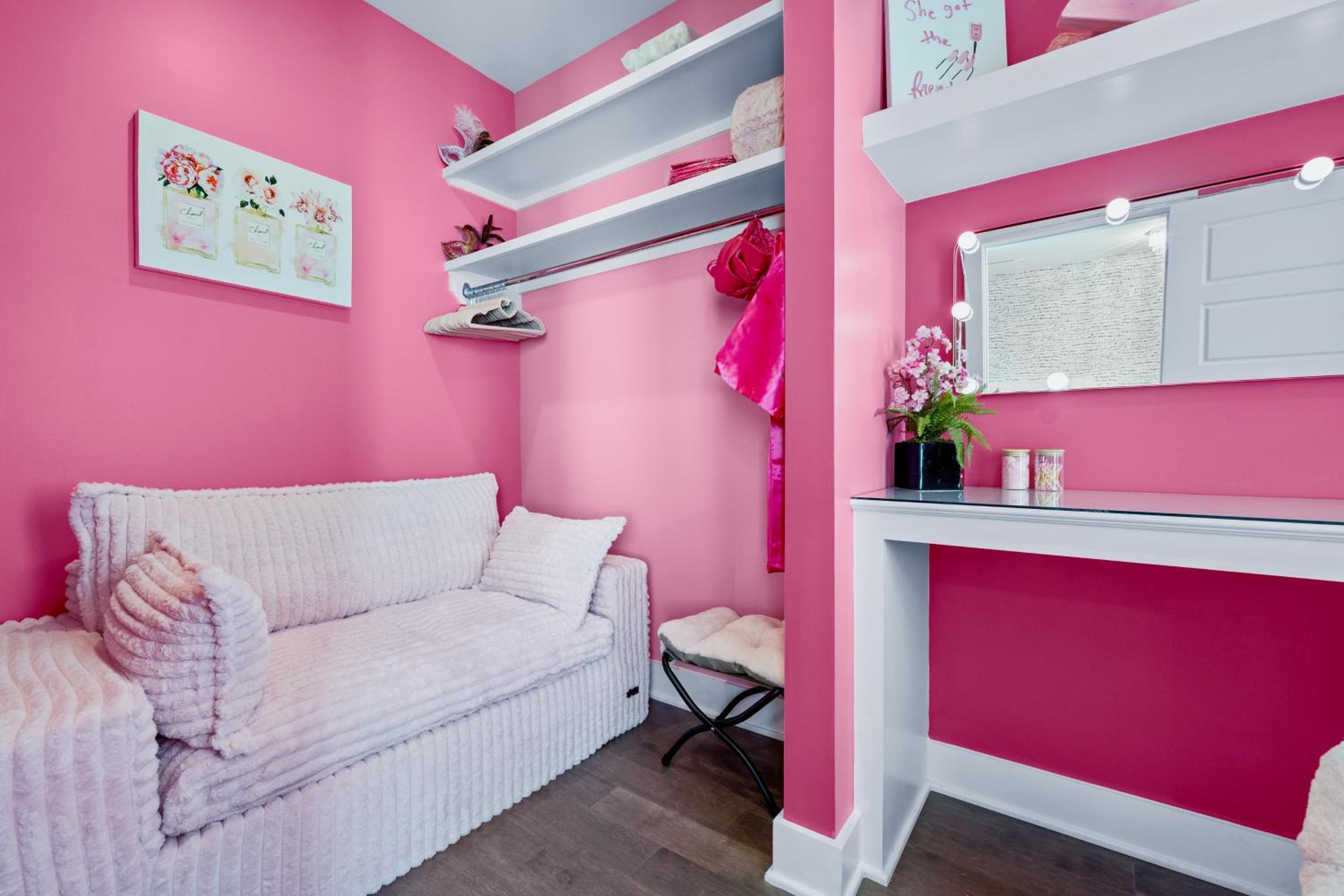 Bachelorette Paradise Pink House Near Broadway