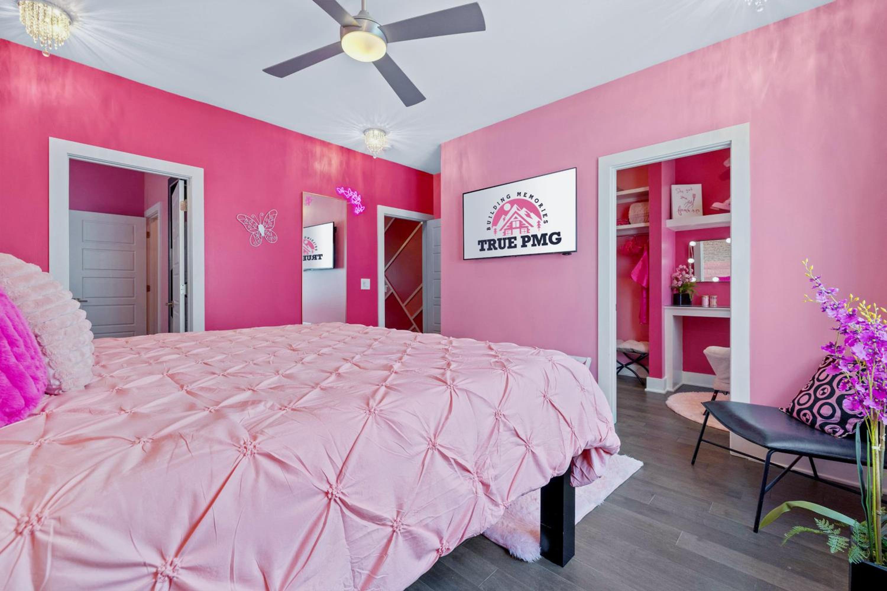 Bachelorette Paradise Pink House Near Broadway