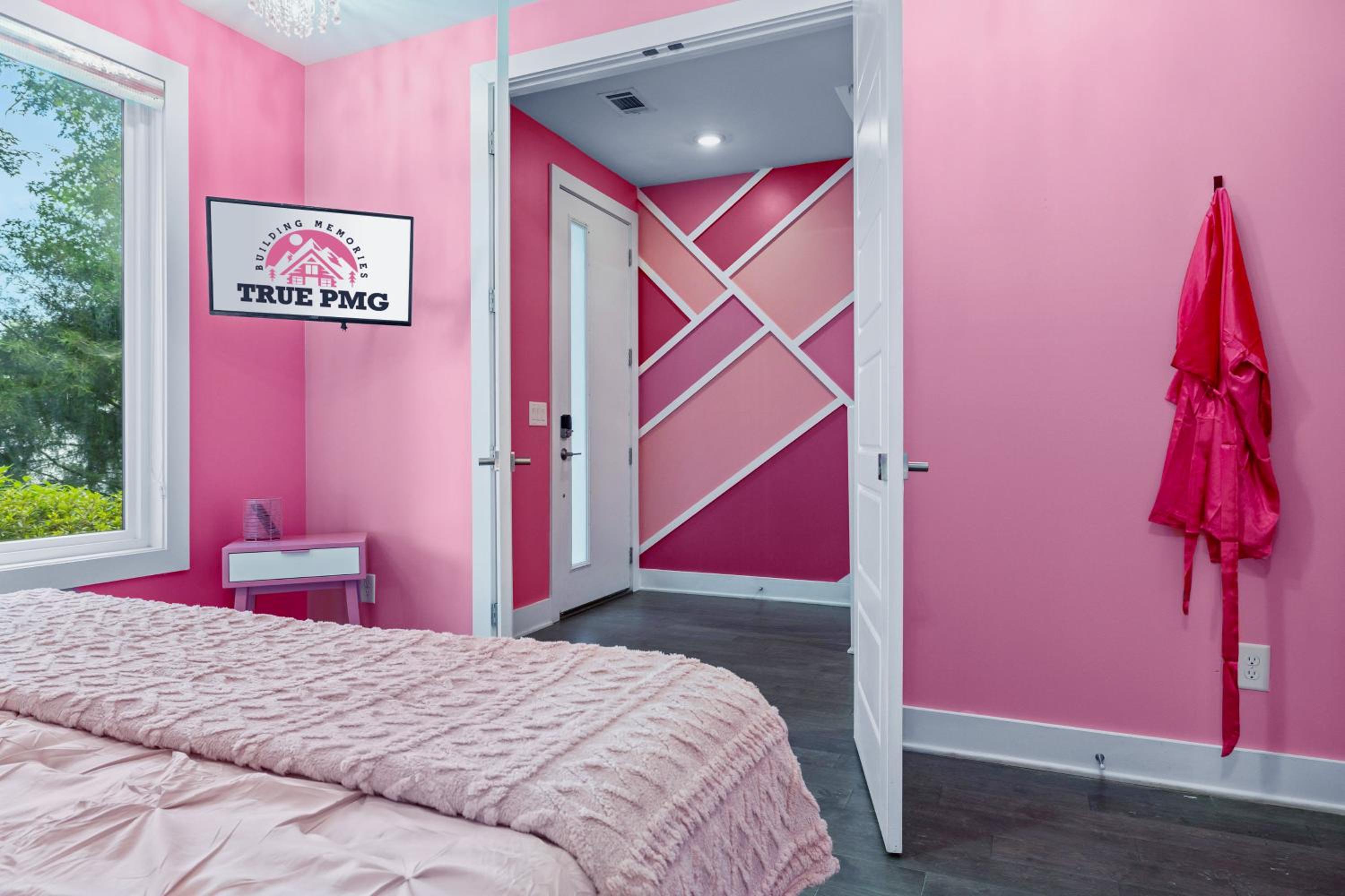 Bachelorette Paradise Pink House Near Broadway