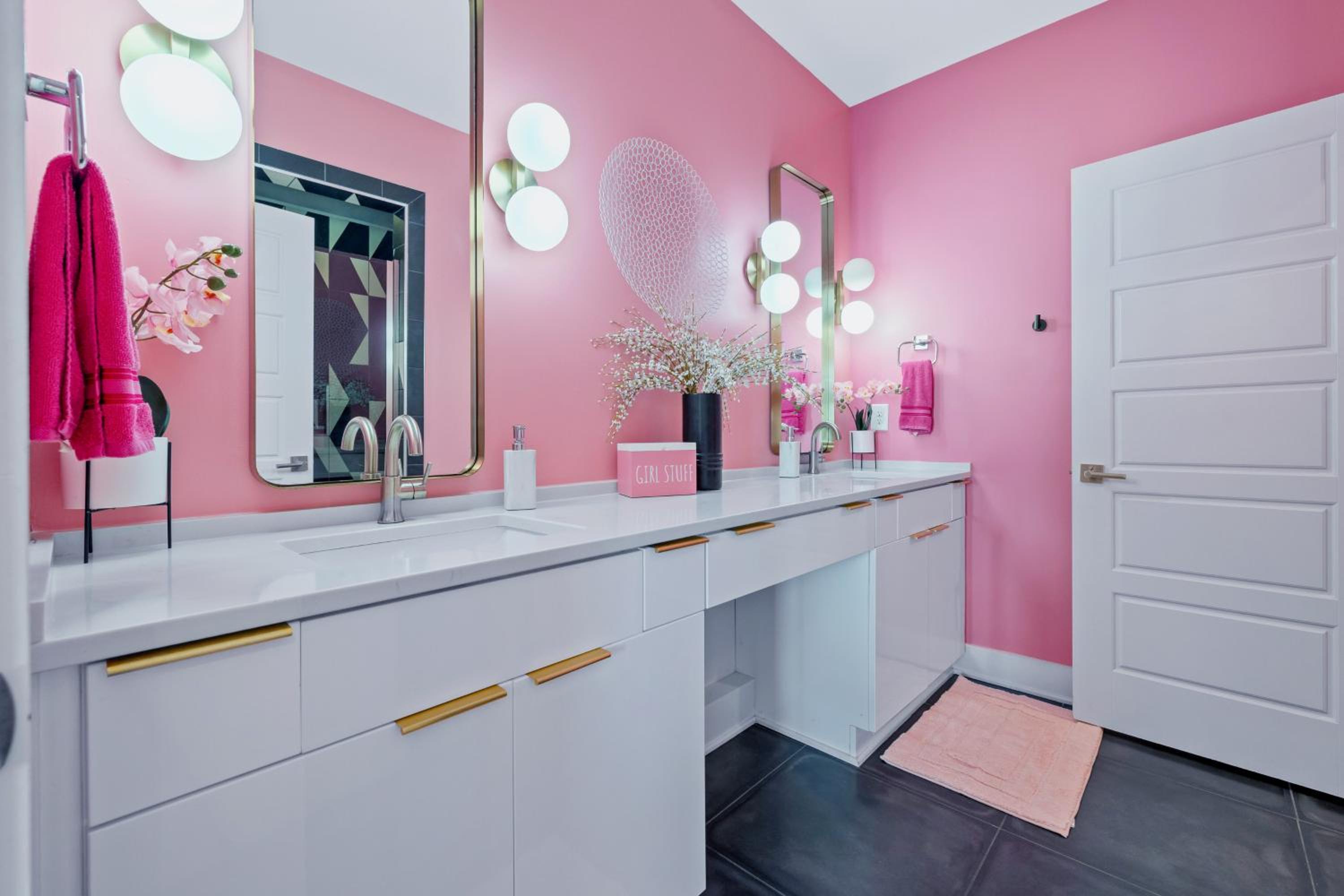 Bachelorette Paradise Pink House Near Broadway