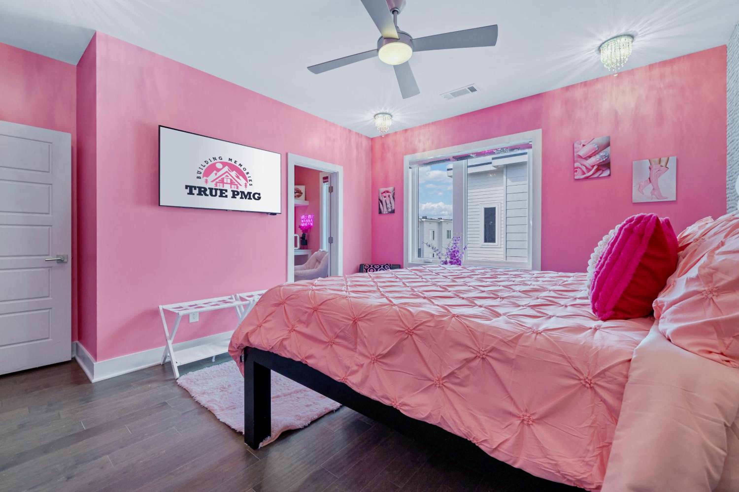 Bachelorette Paradise Pink House Near Broadway