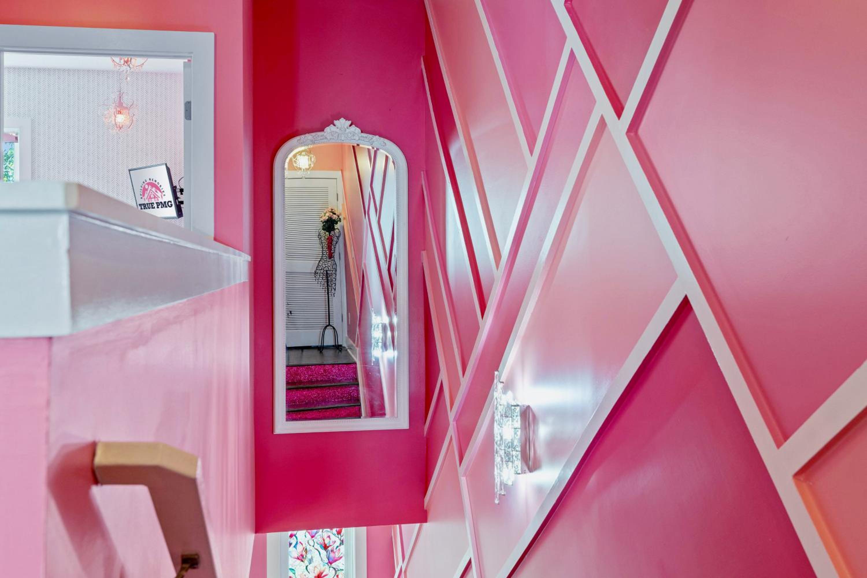 Bachelorette Paradise Pink House Near Broadway
