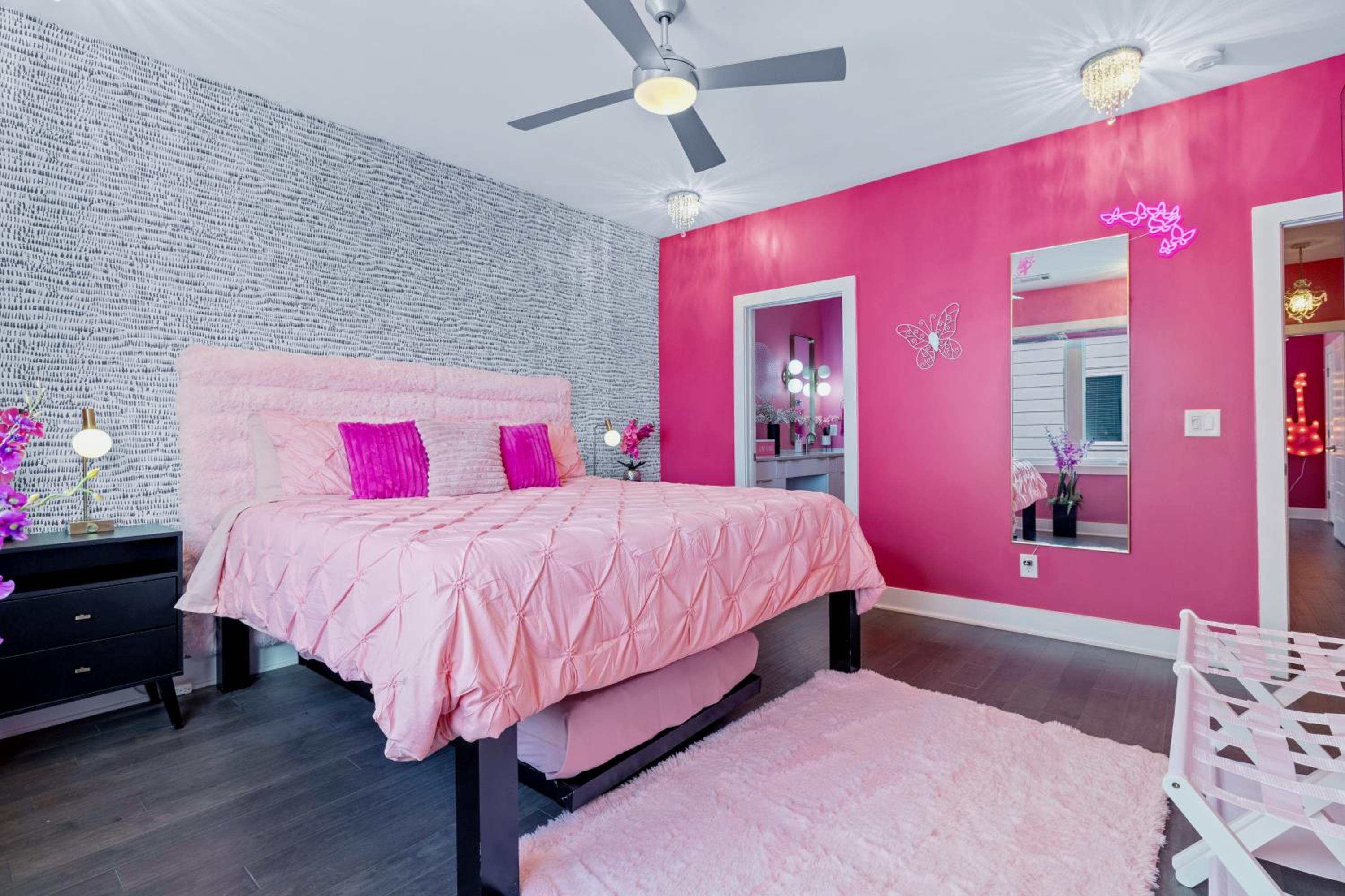 Bachelorette Paradise Pink House Near Broadway