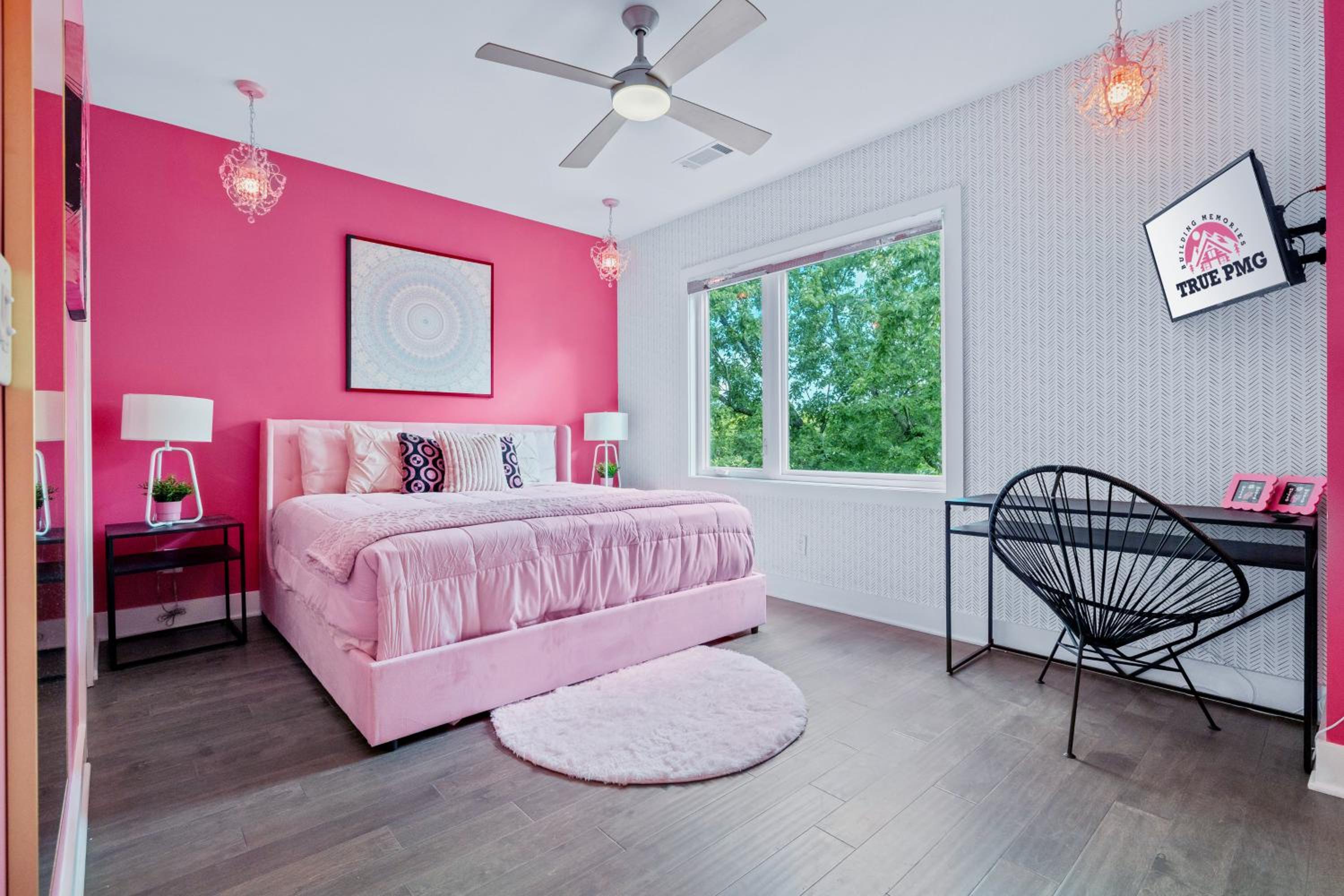 Bachelorette Paradise Pink House Near Broadway