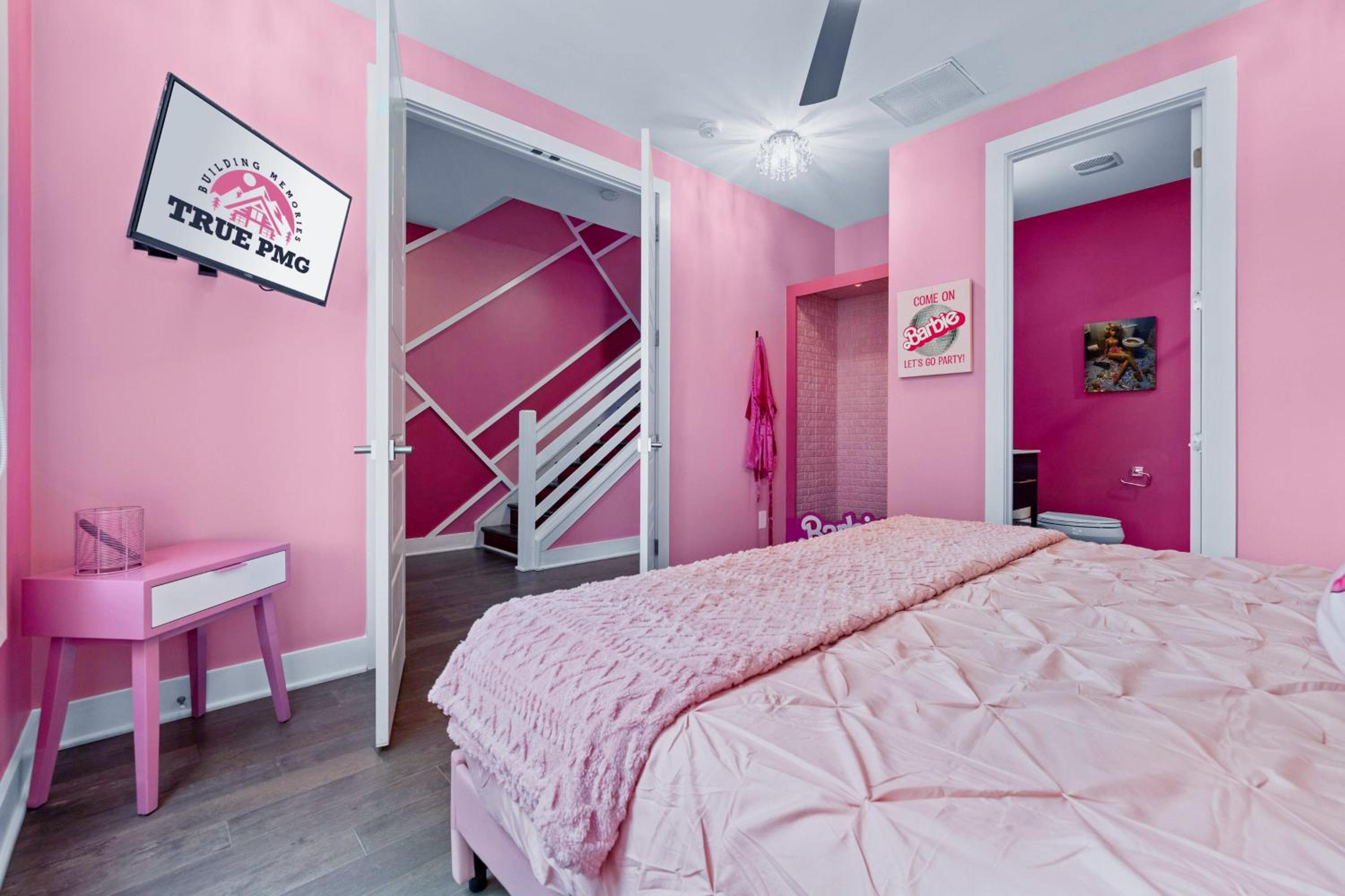 Bachelorette Paradise Pink House Near Broadway