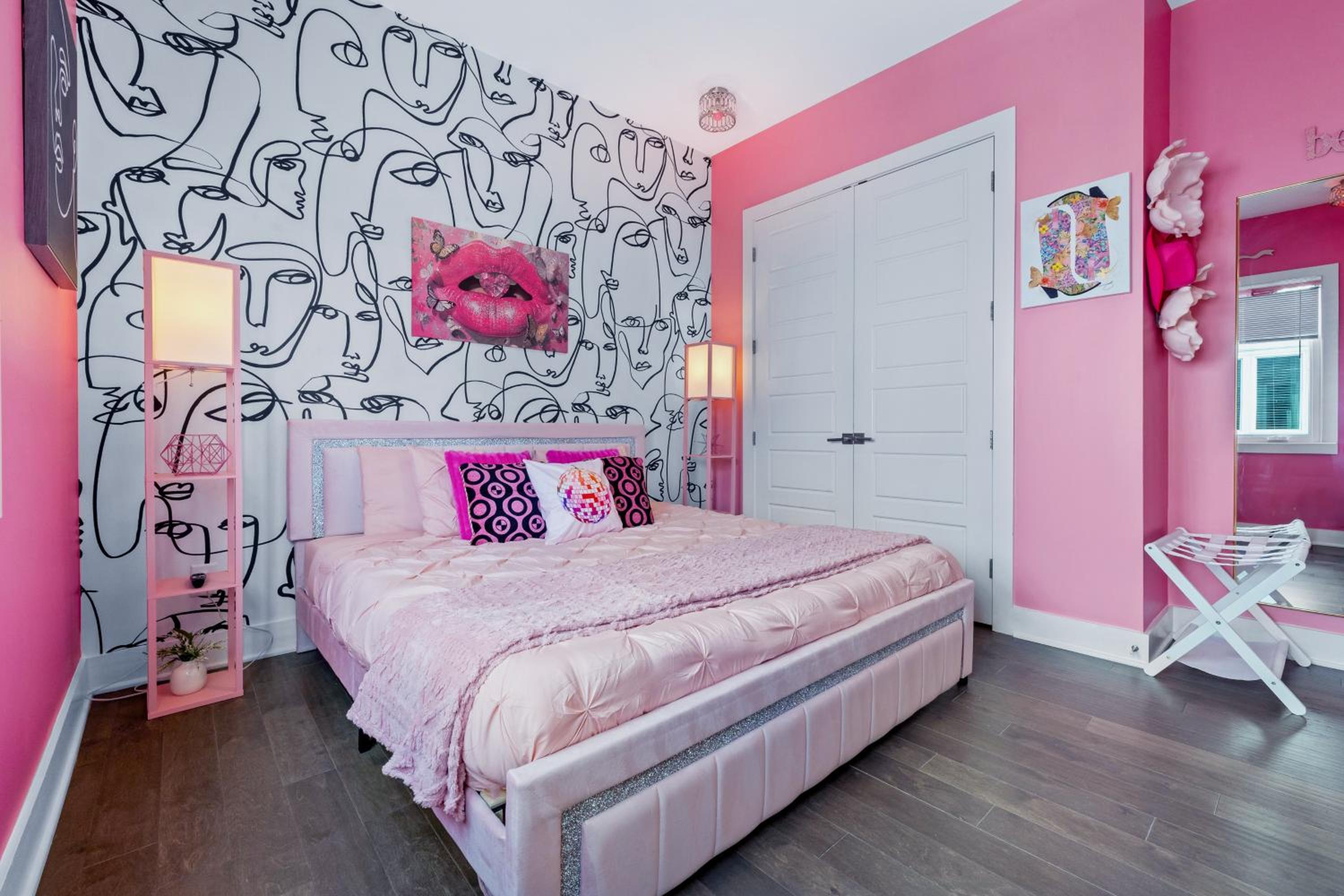 Bachelorette Paradise Pink House Near Broadway
