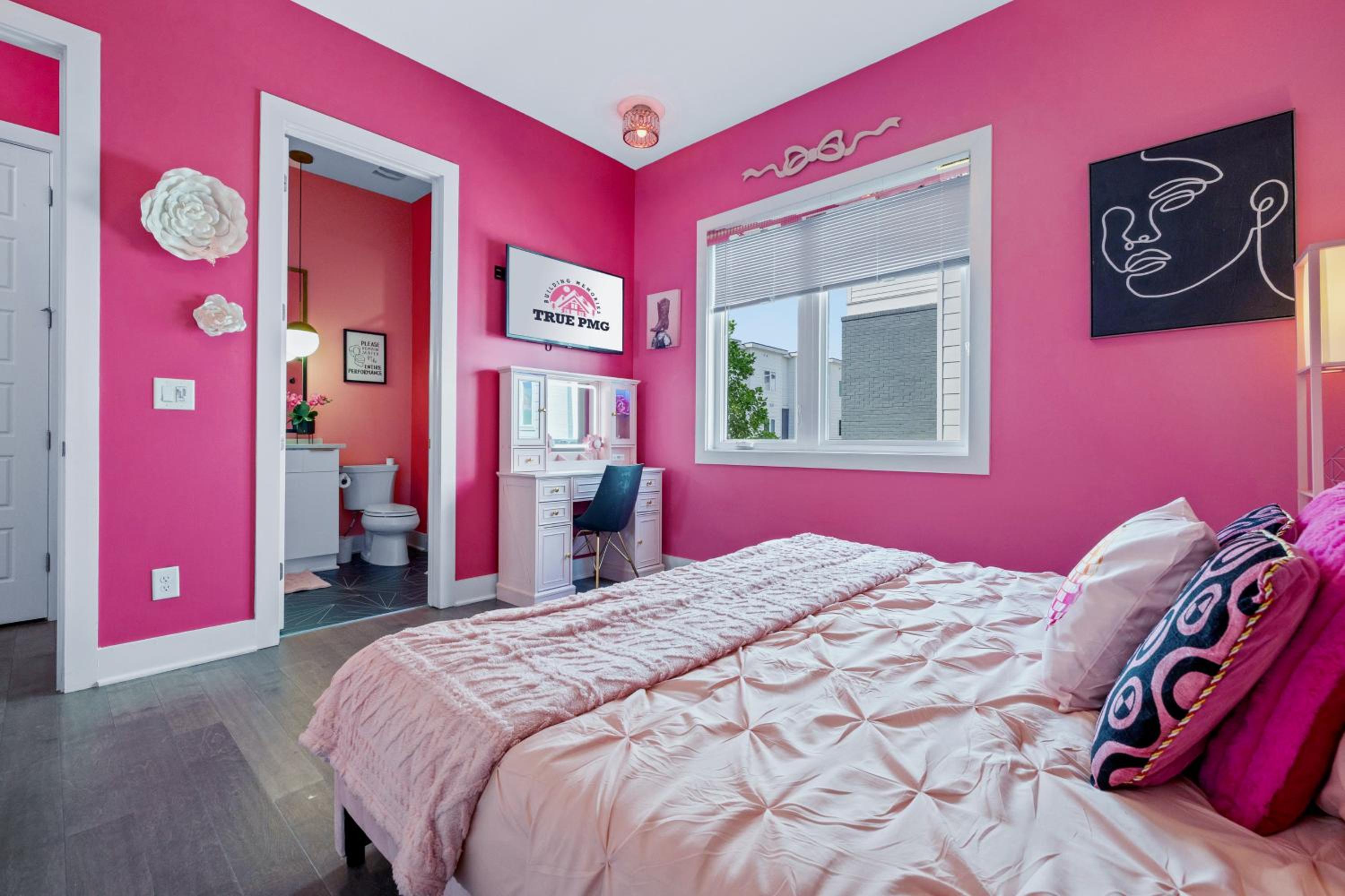 Bachelorette Paradise Pink House Near Broadway
