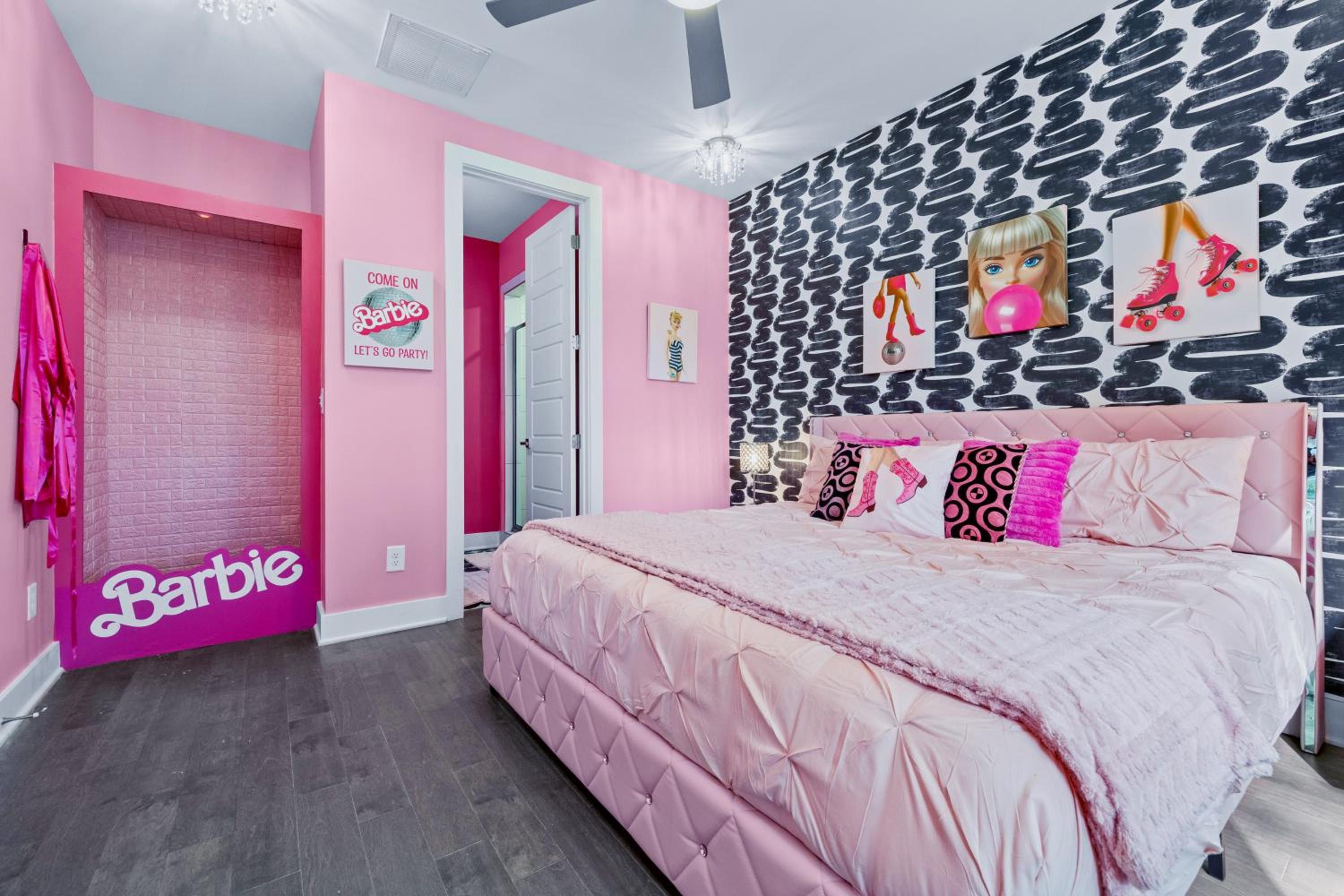 Bachelorette Paradise Pink House Near Broadway