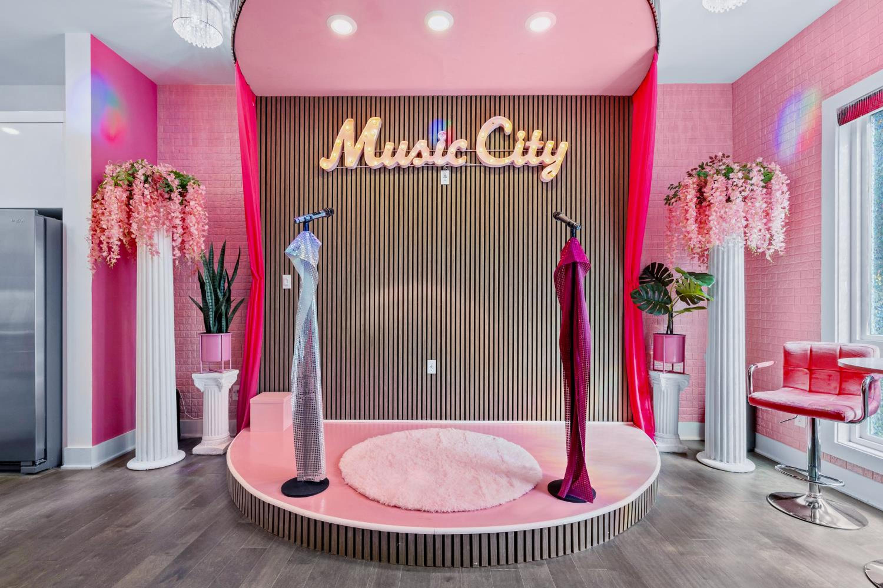 Bachelorette Paradise Pink House Near Broadway