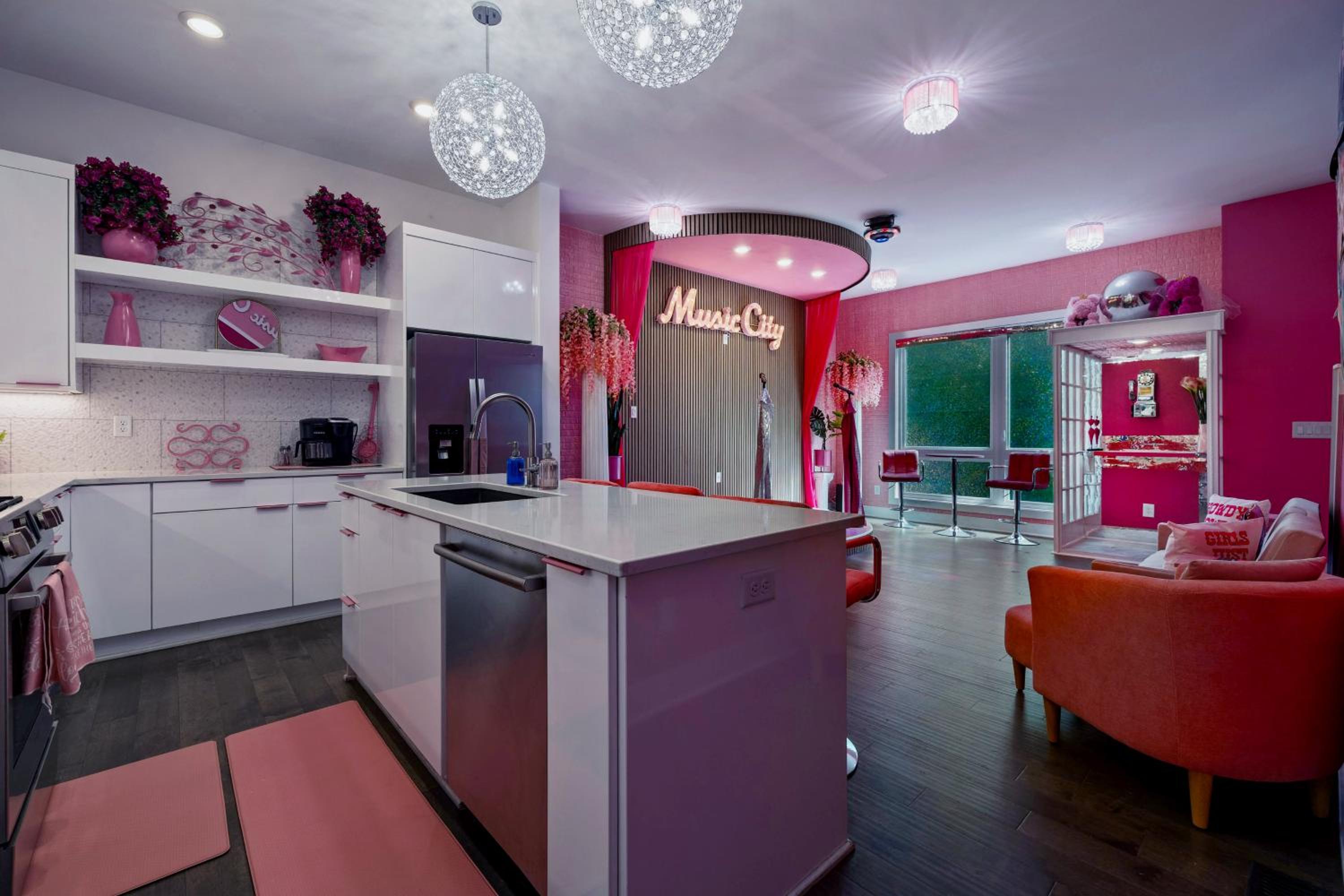 Bachelorette Paradise Pink House Near Broadway