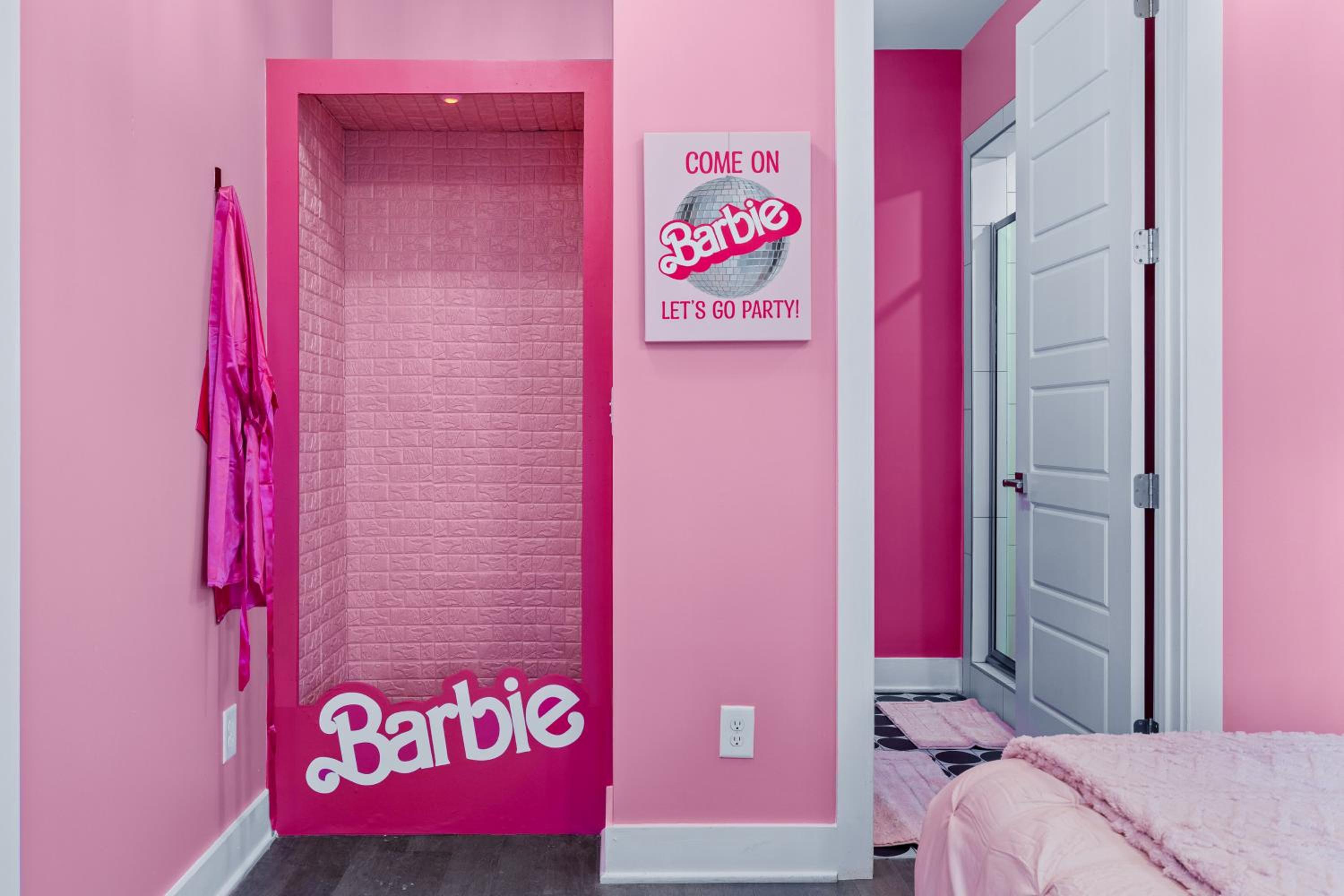 Bachelorette Paradise Pink House Near Broadway