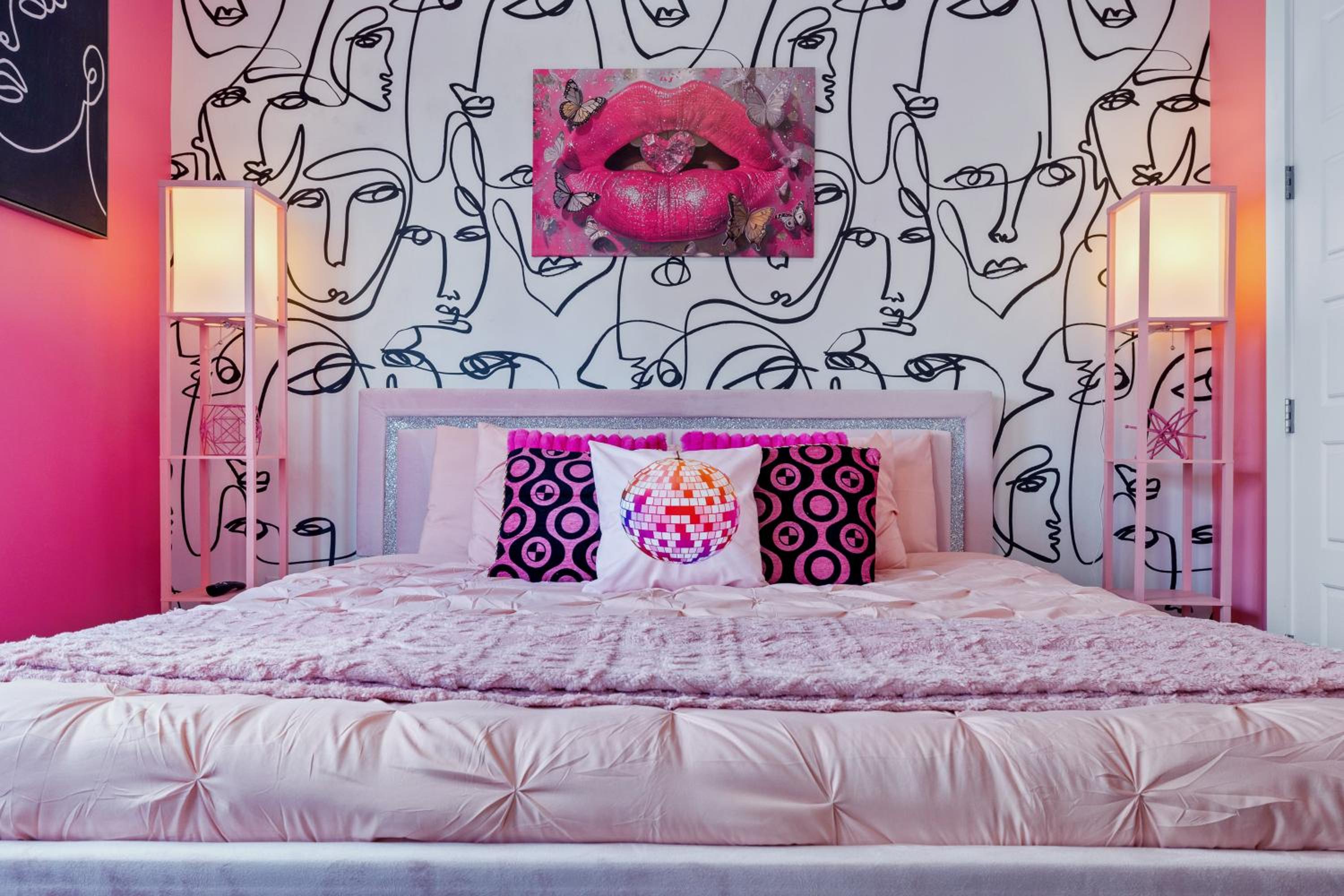 Bachelorette Paradise Pink House Near Broadway