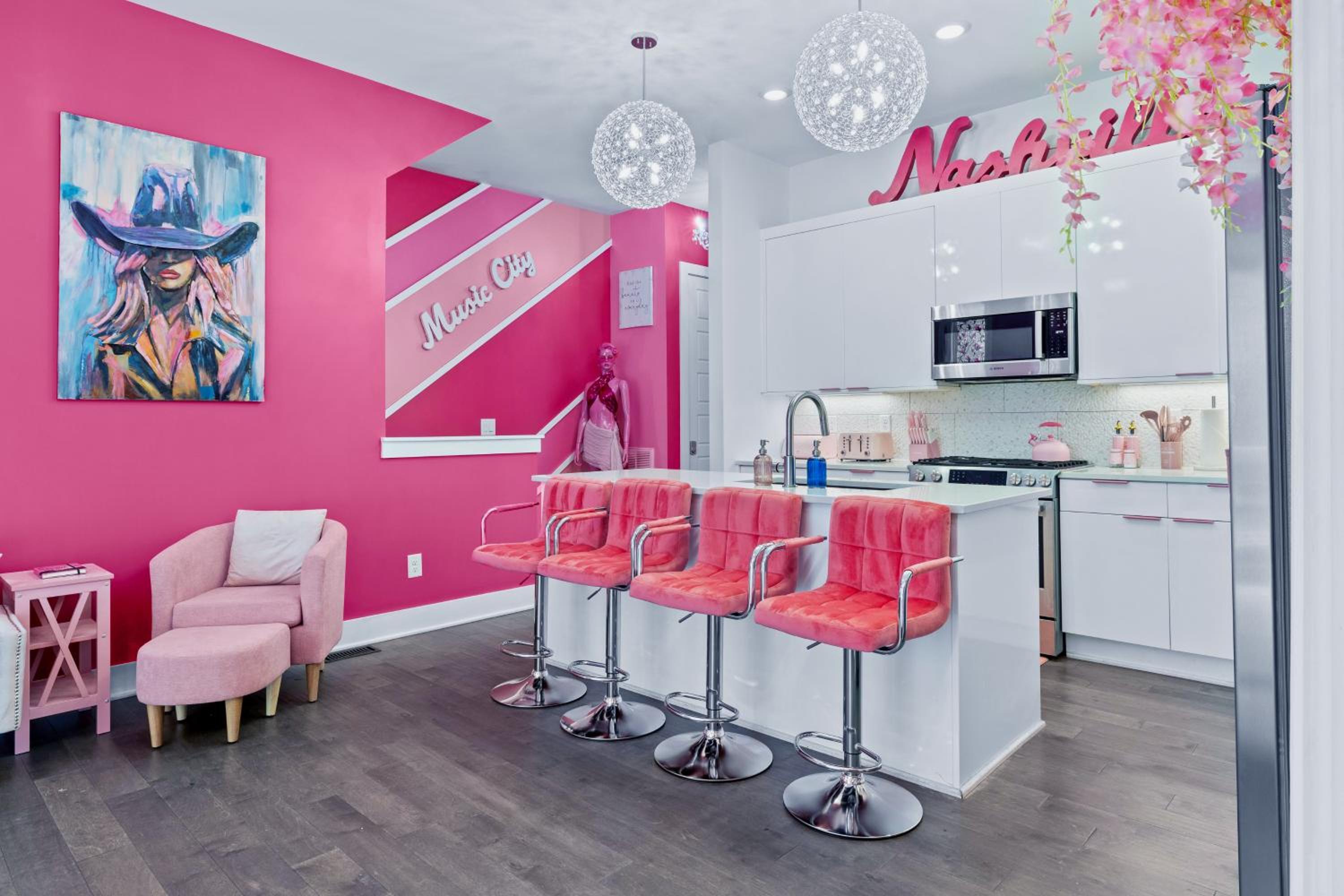 Bachelorette Paradise Pink House Near Broadway