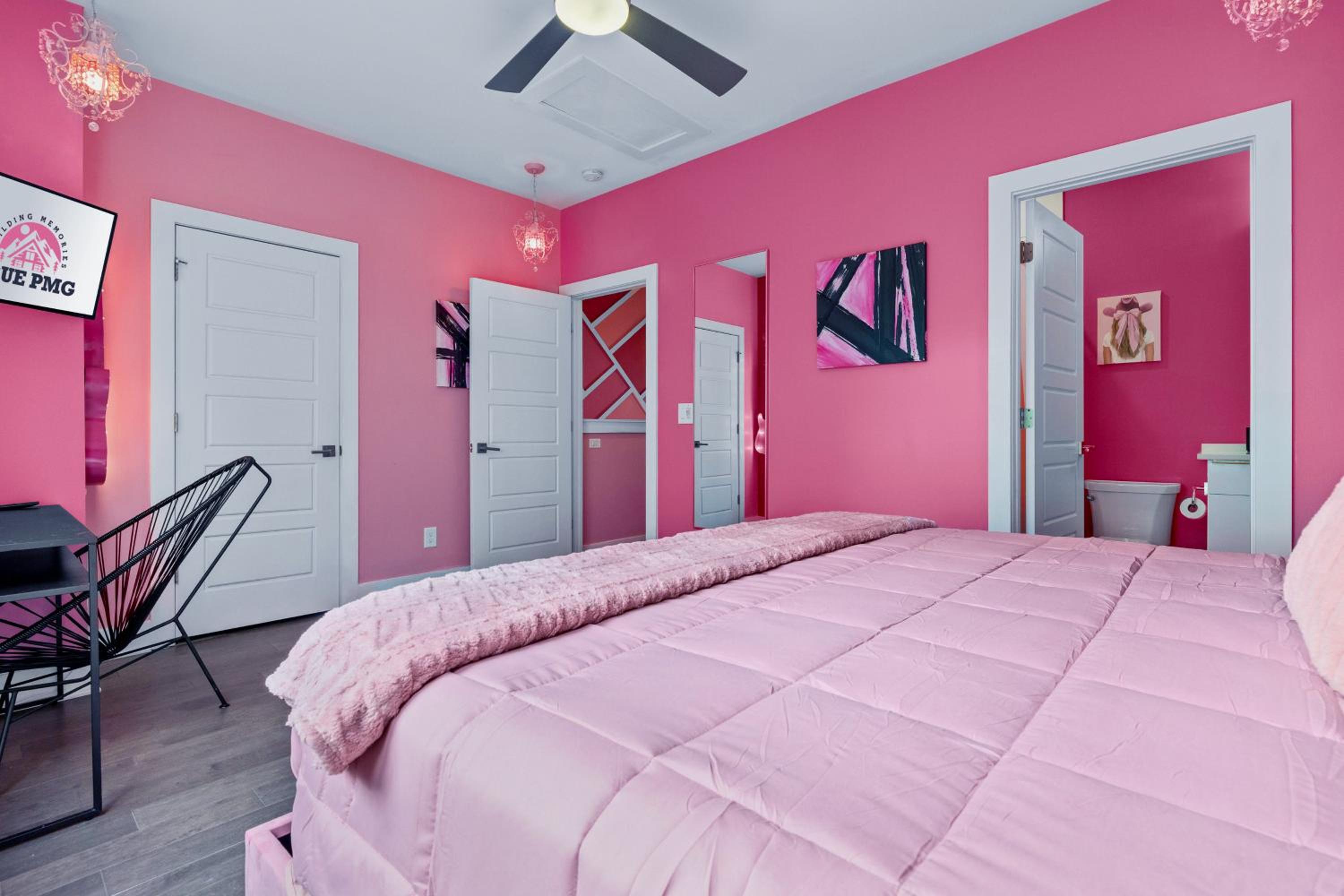 Bachelorette Paradise Pink House Near Broadway