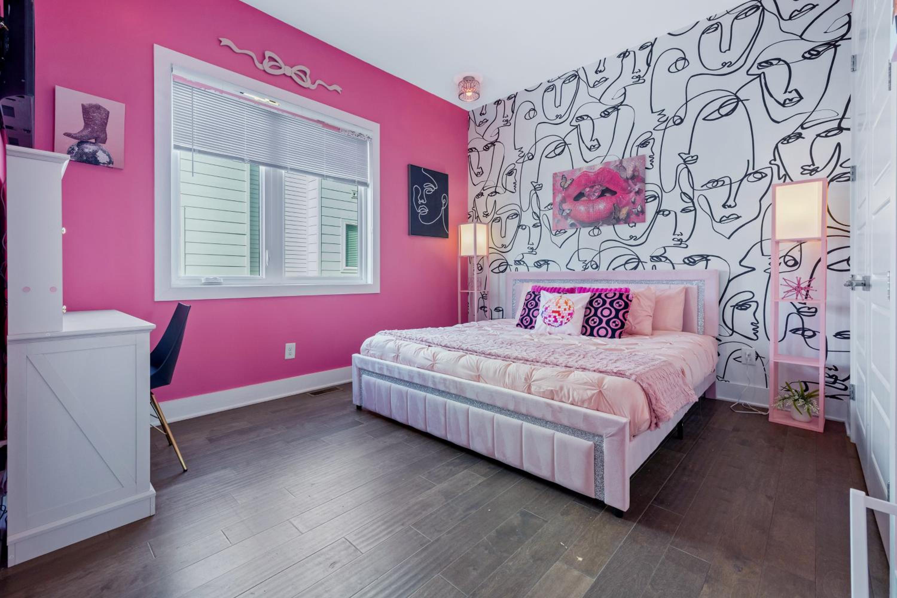 Bachelorette Paradise Pink House Near Broadway