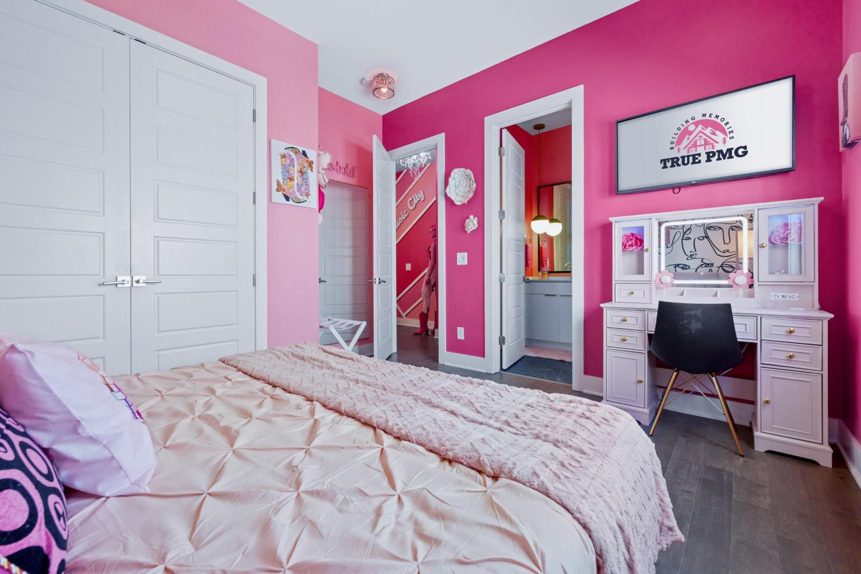 Bachelorette Paradise Pink House Near Broadway
