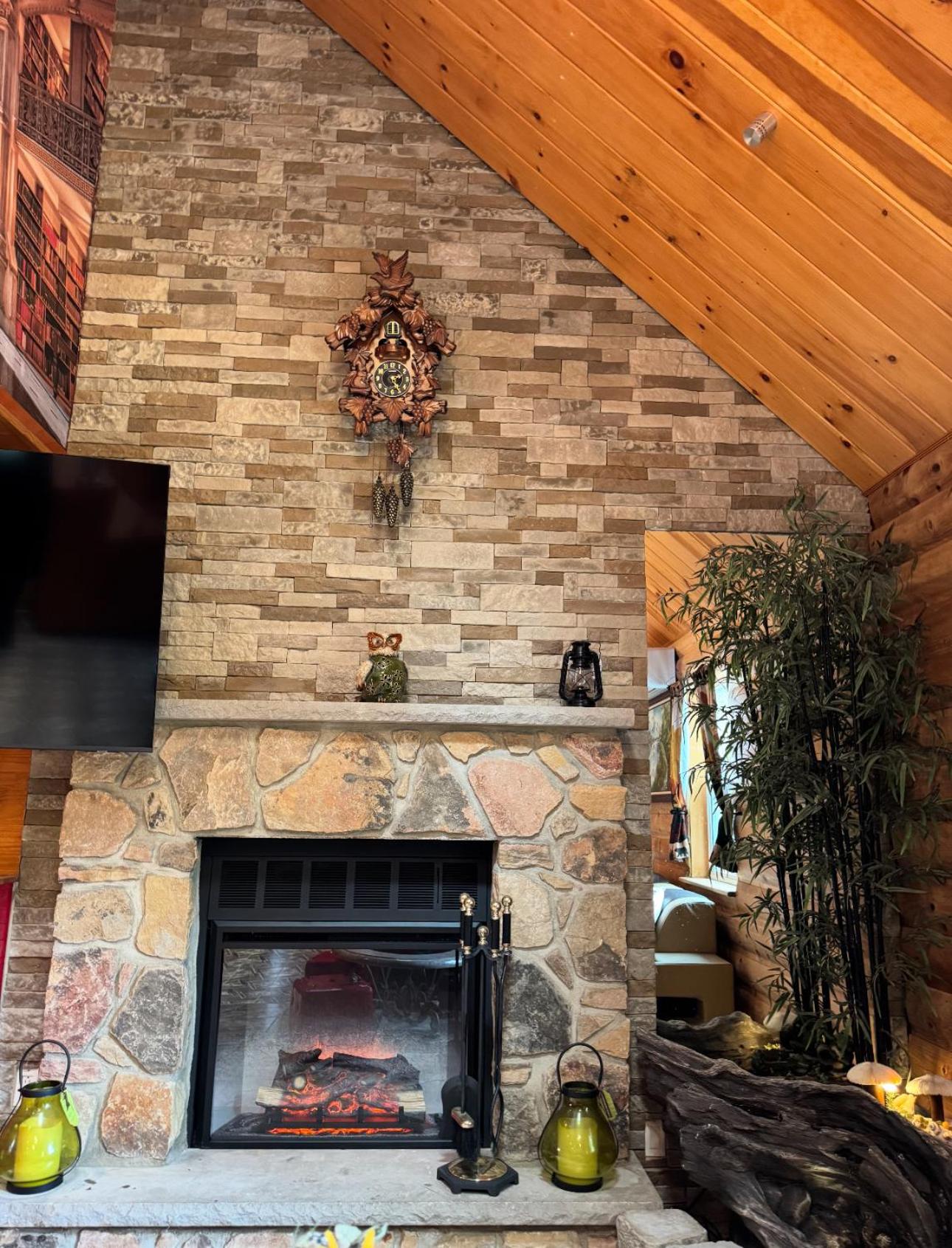 Stunning! Pocono Escape! HotTub Sauna Pool Ski Pet-Friendly Firepit Game Room Fireplace BBQ Lakes Tennis Fishing