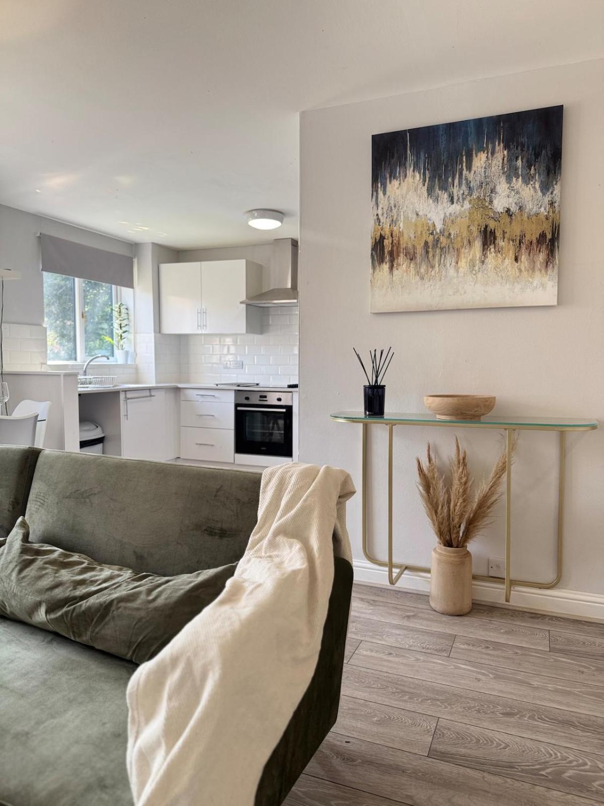 Zone 2 Modern 1 bed Flat with Seperate Office