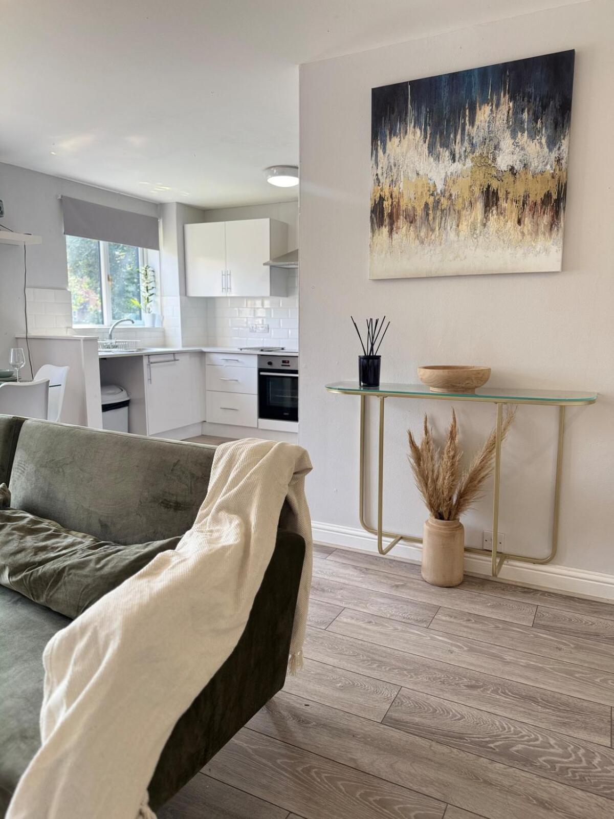 Zone 2 Modern 1 bed Flat with Seperate Office