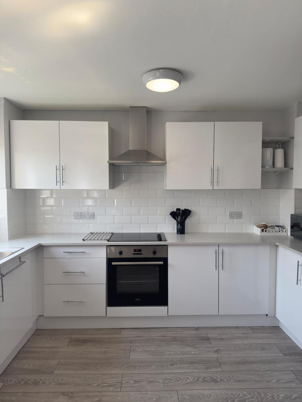 Zone 2 Modern 1 bed Flat with Seperate Office