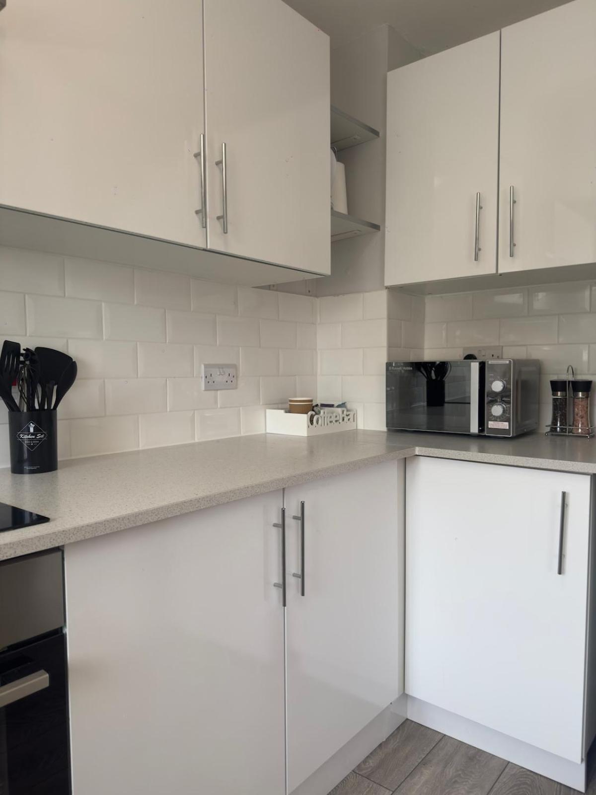 Zone 2 Modern 1 bed Flat with Seperate Office