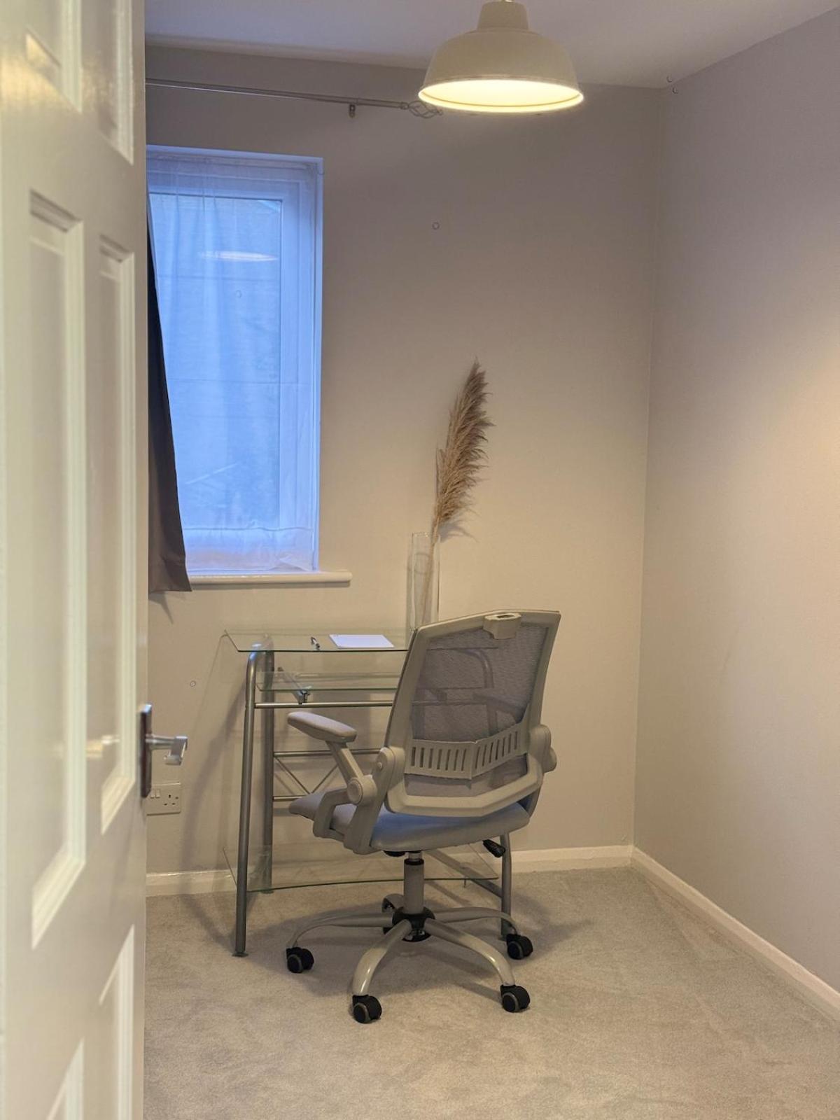 Zone 2 Modern 1 bed Flat with Seperate Office