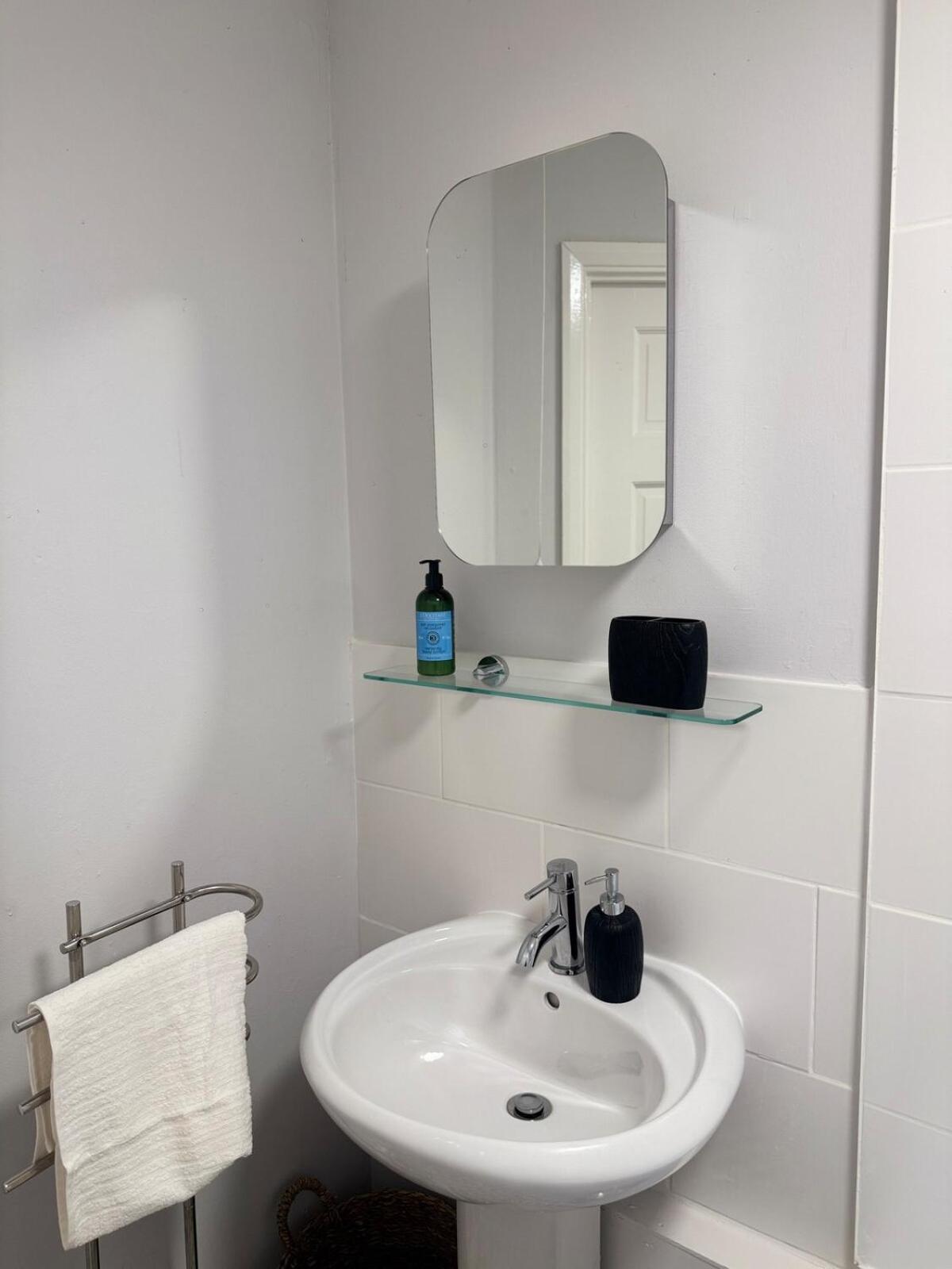 Zone 2 Modern 1 bed Flat with Seperate Office