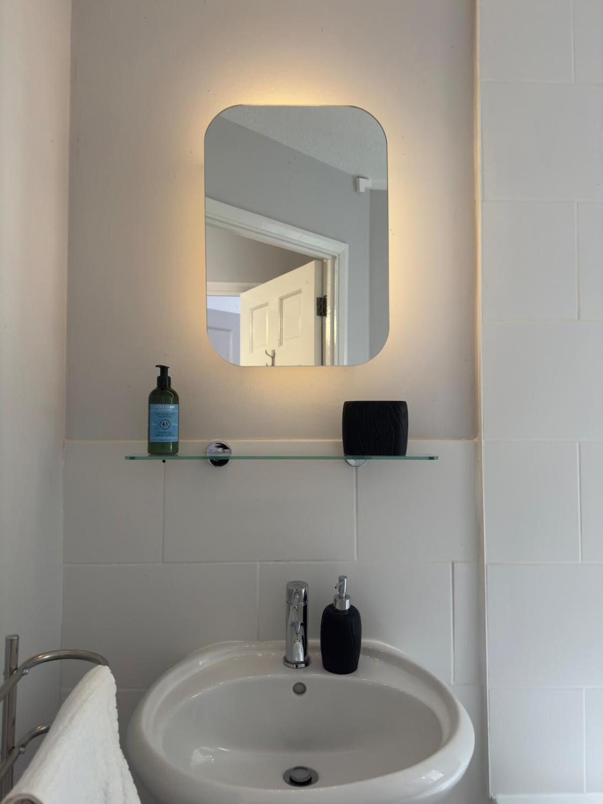 Zone 2 Modern 1 bed Flat with Seperate Office